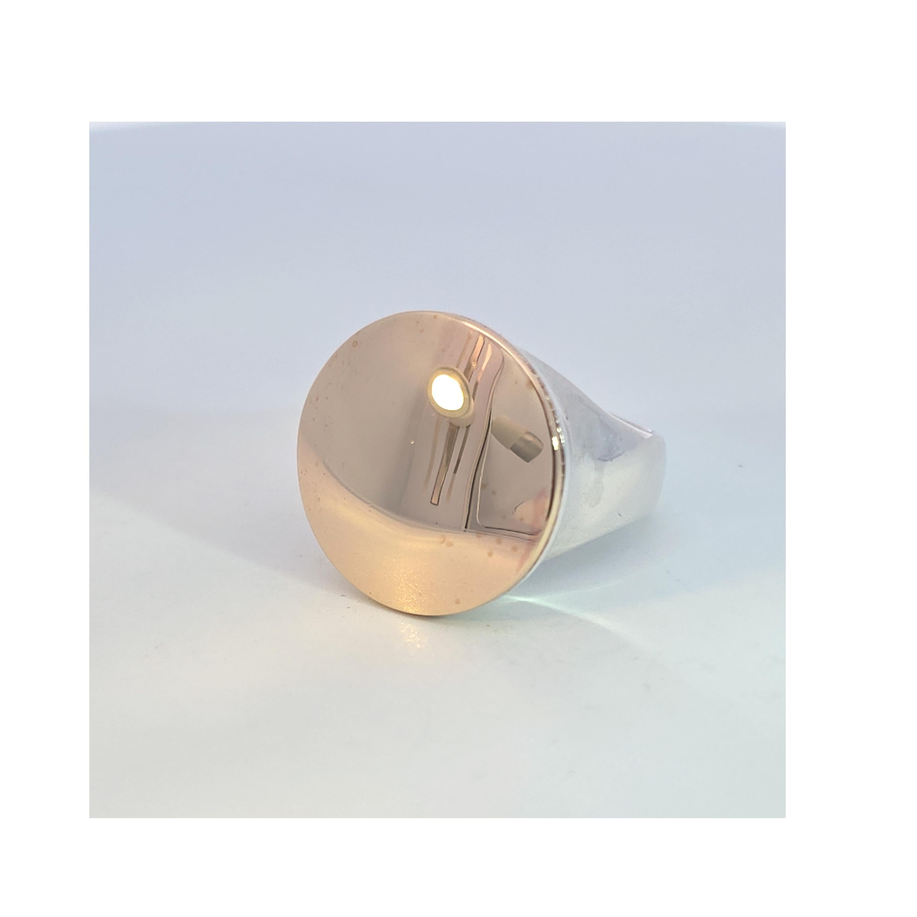 Bague disque en or jaune 14 carats poli et argent sterling, par la créatrice de bijoux Beth/One. 
