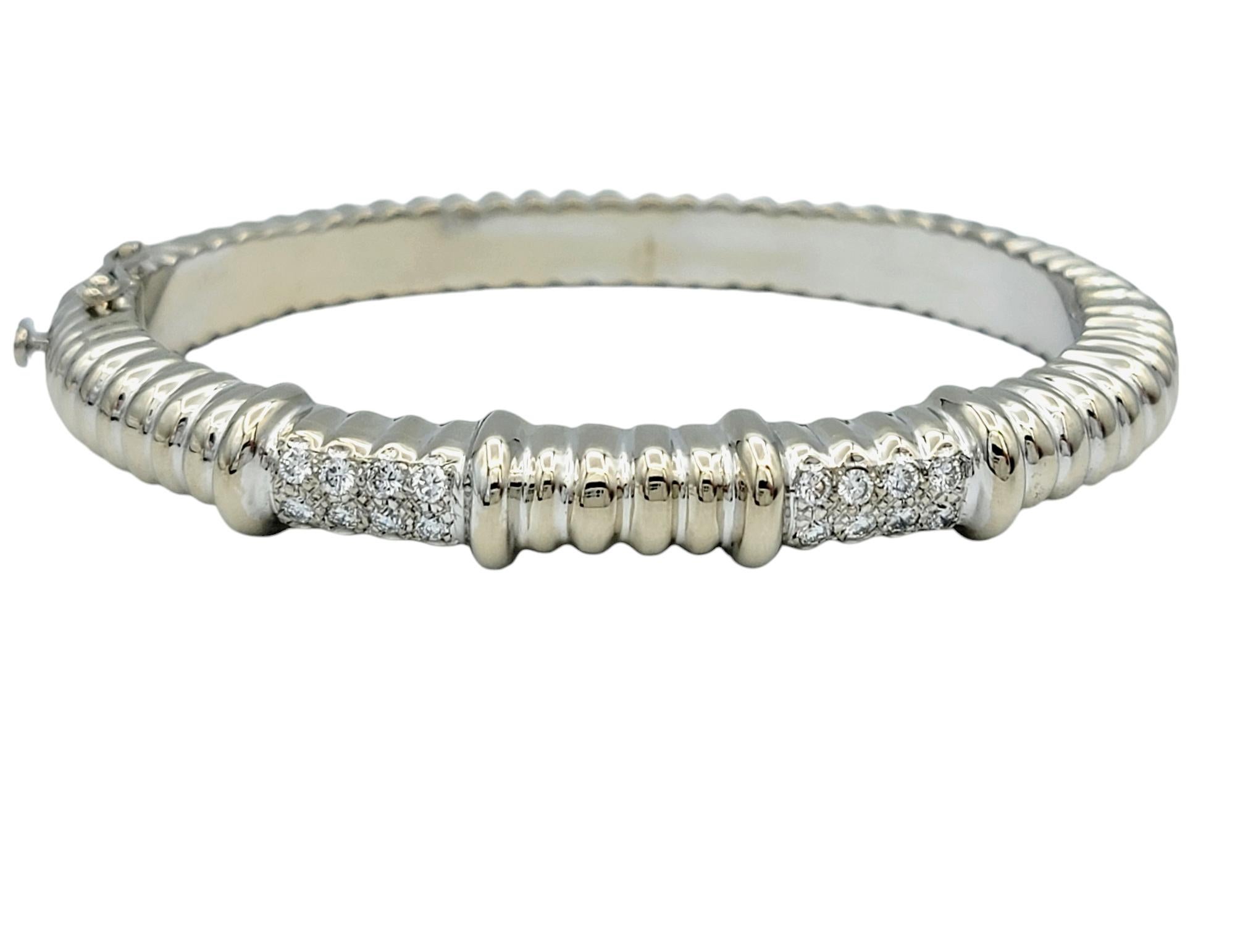 Contemporain Bracelet jonc côtelé en or blanc 18 carats poli avec diamants ronds en vente