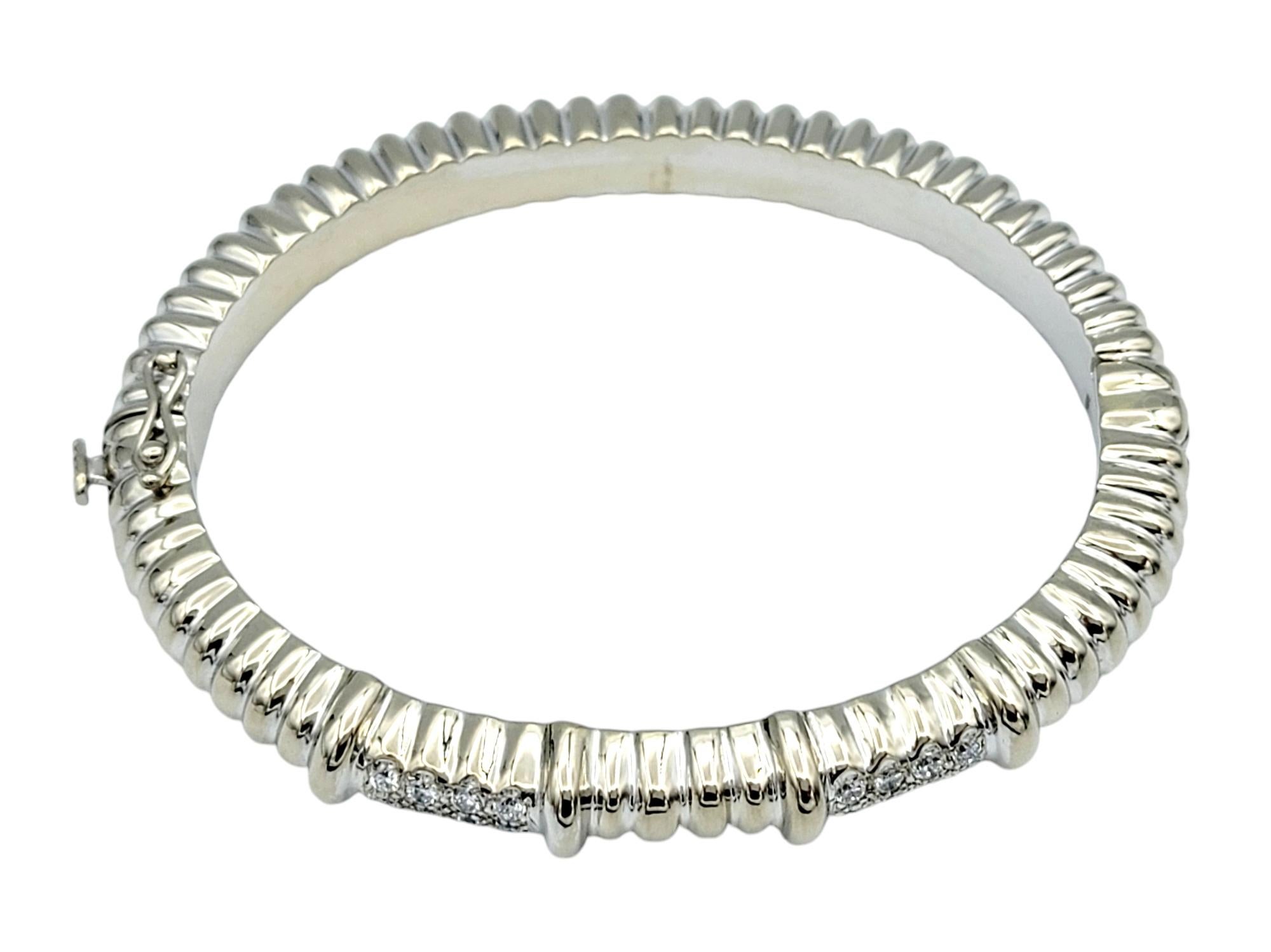 Taille ronde Bracelet jonc côtelé en or blanc 18 carats poli avec diamants ronds en vente