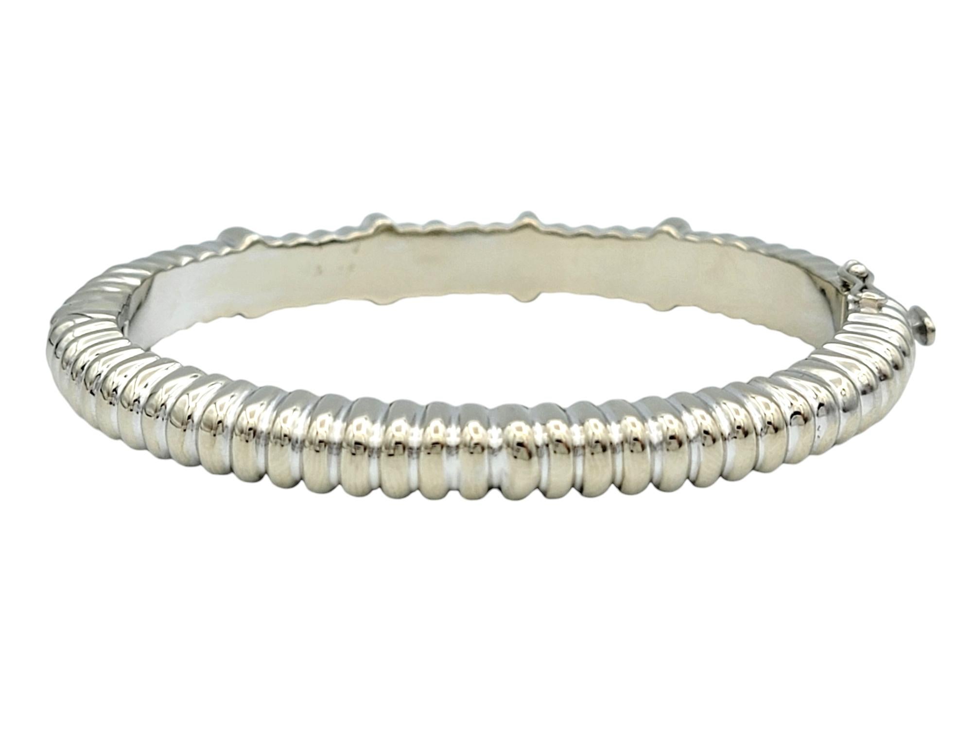 Bracelet jonc côtelé en or blanc 18 carats poli avec diamants ronds Bon état - En vente à Scottsdale, AZ