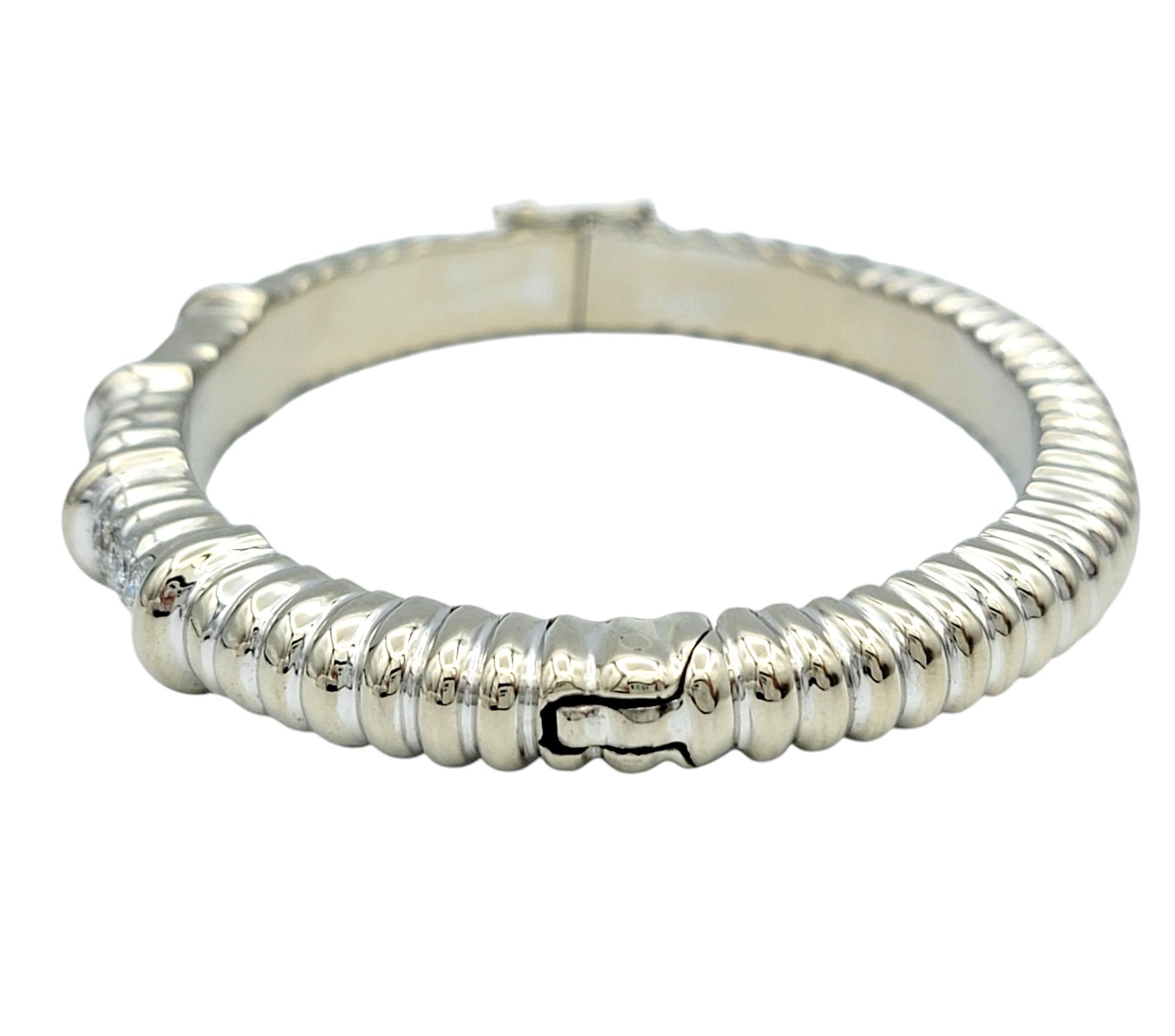 Bracelet jonc côtelé en or blanc 18 carats poli avec diamants ronds Pour femmes en vente