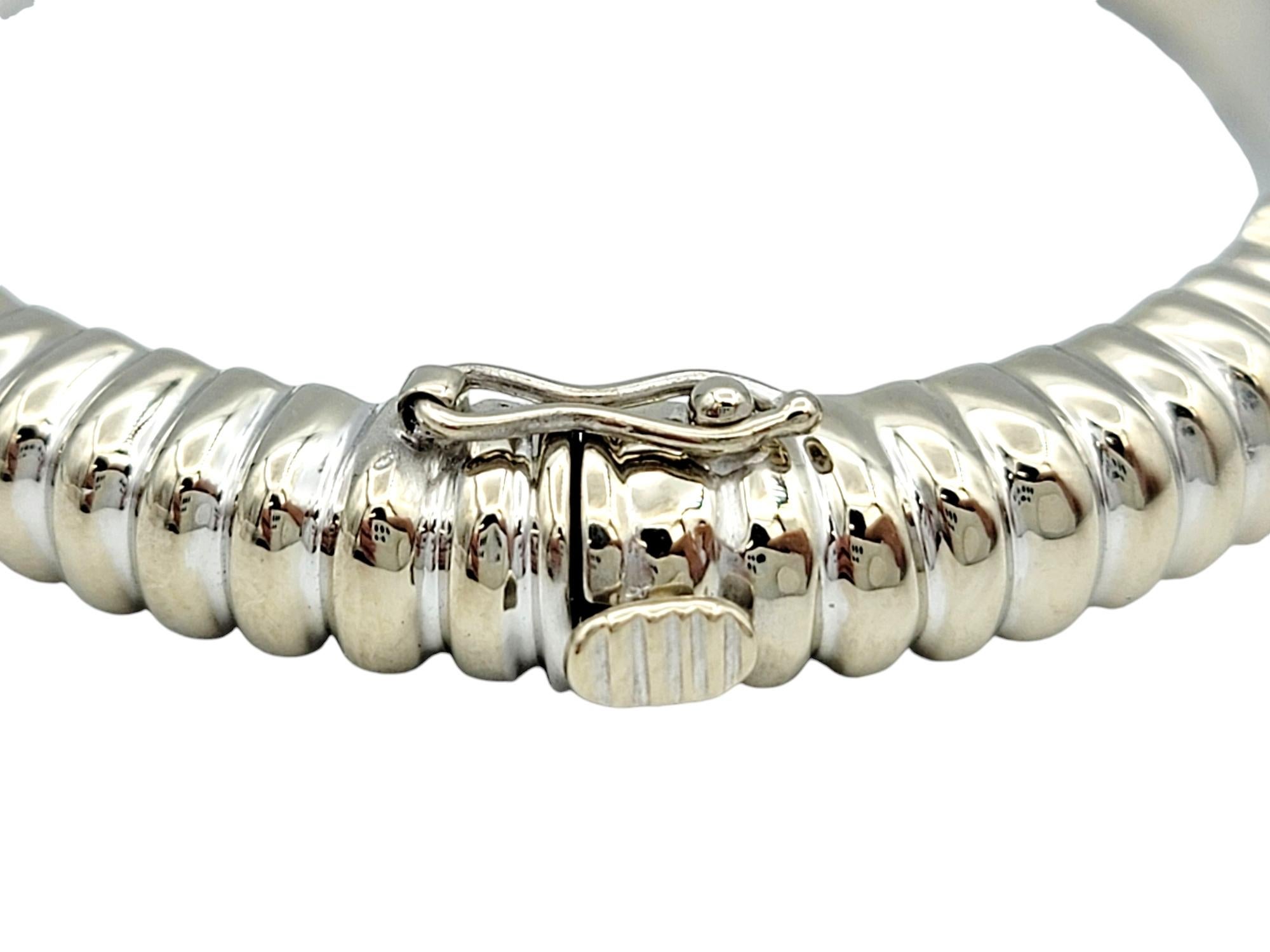 Bracelet jonc côtelé en or blanc 18 carats poli avec diamants ronds en vente 1