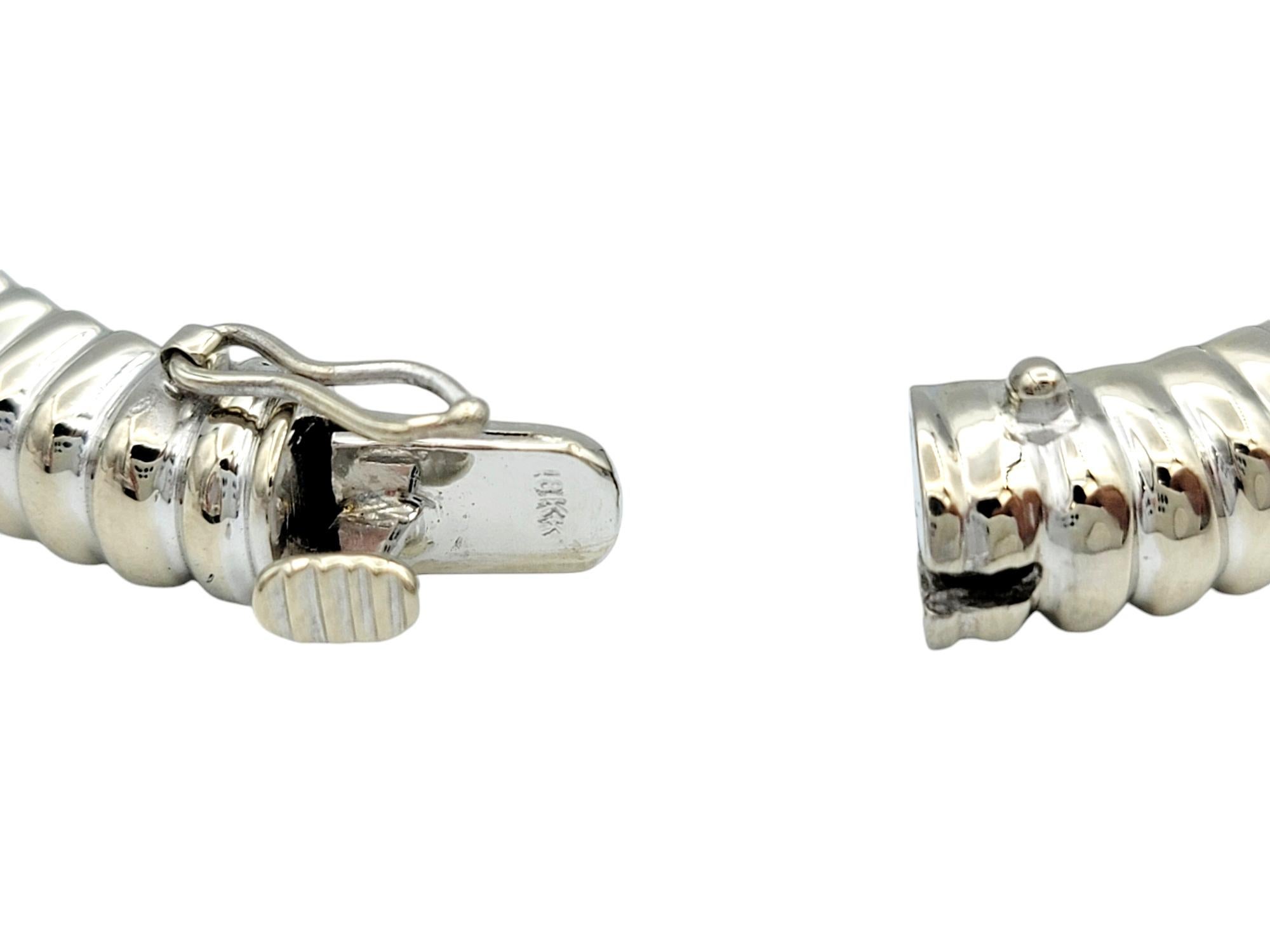 Bracelet jonc côtelé en or blanc 18 carats poli avec diamants ronds en vente 2