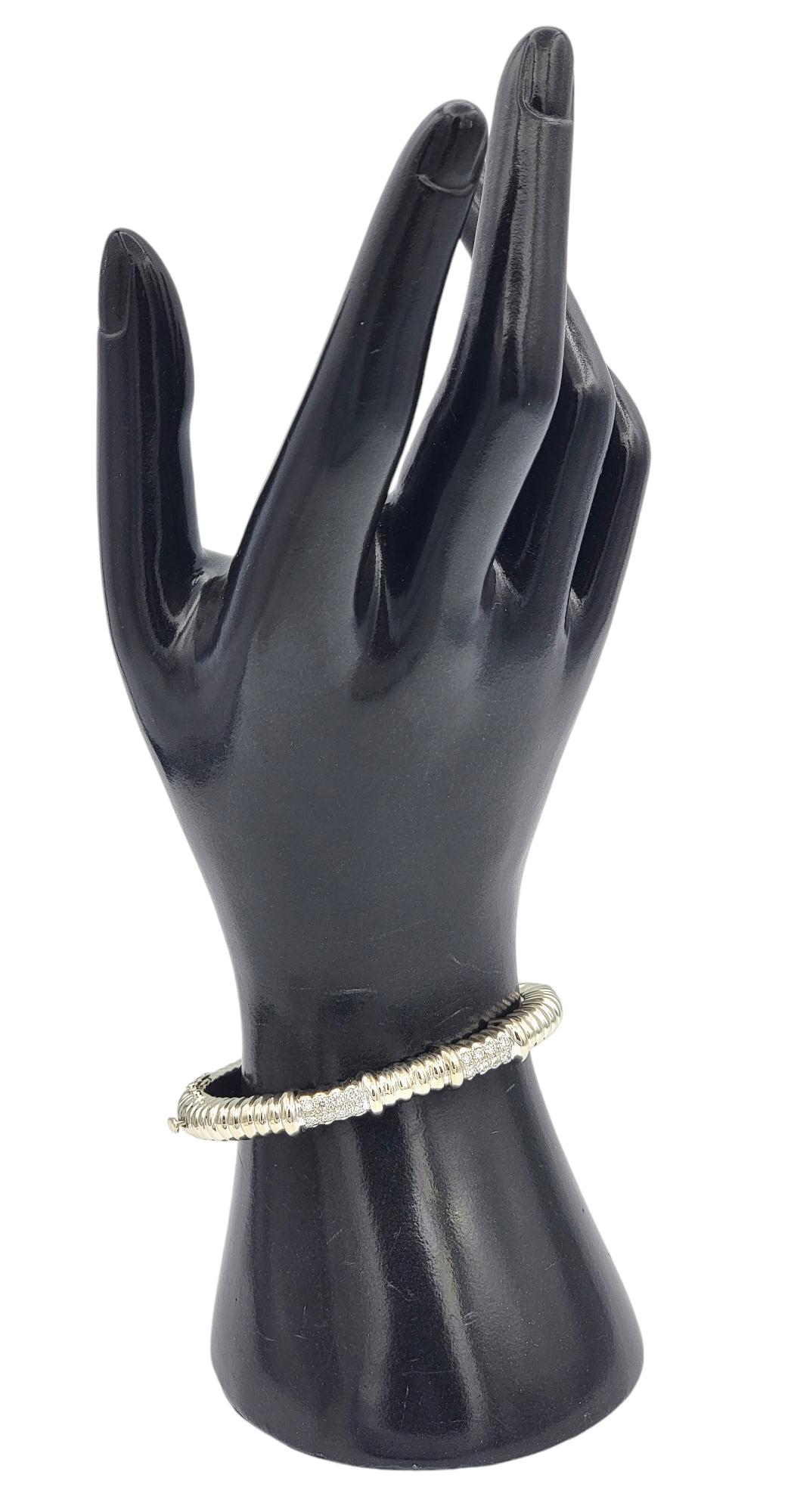 Bracelet jonc côtelé en or blanc 18 carats poli avec diamants ronds en vente 3