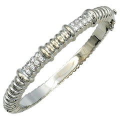 Pulsera acanalada de oro blanco pulido de 18 quilates con diamantes redondos