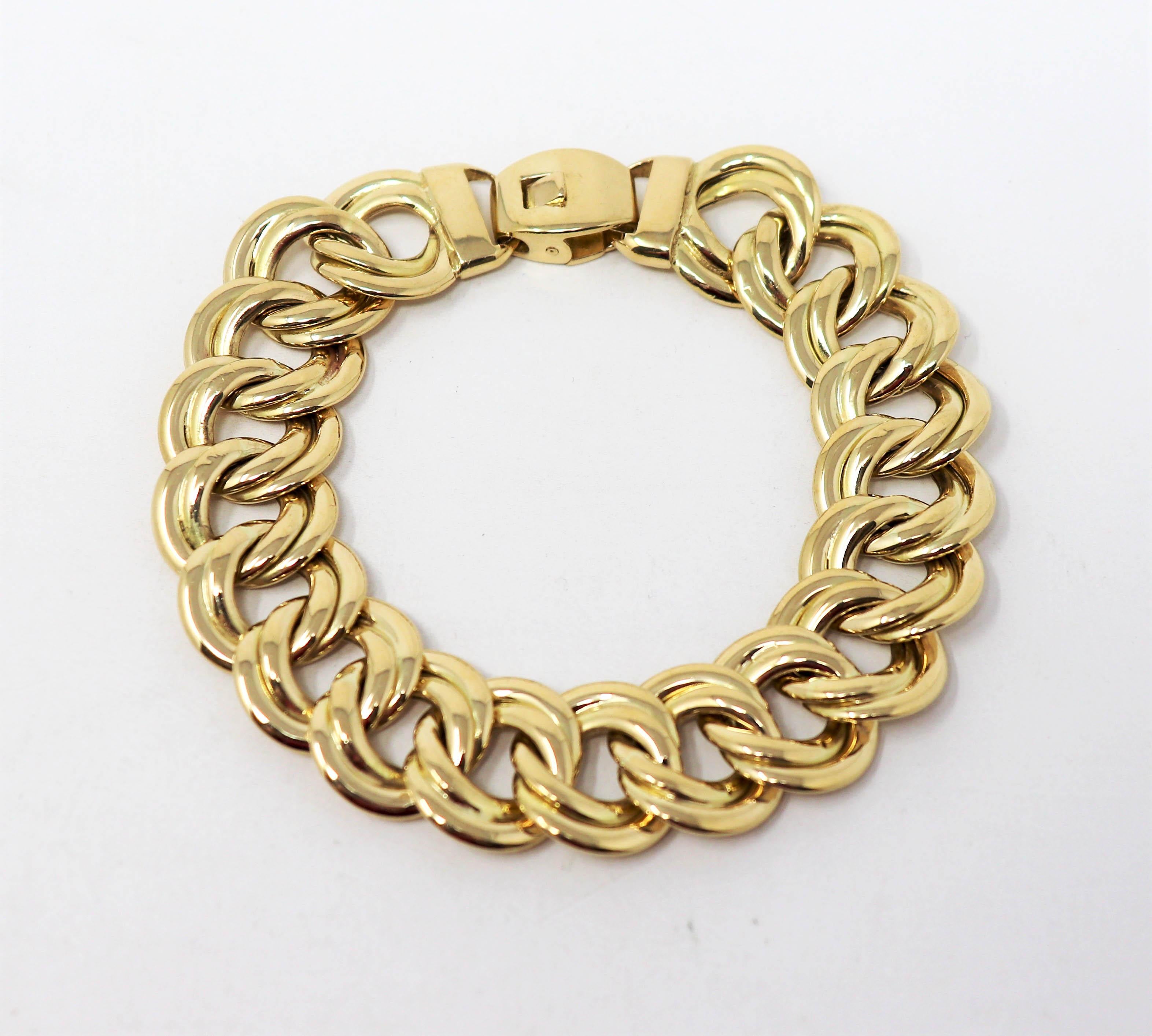 Atemberaubend einfaches Goldketten-Gliederarmband, das den Test der Zeit bestehen wird. Das klassische Design legt sich sanft um das Handgelenk und strahlt eine raffinierte Eleganz aus. Vielseitig in Design und Farbe, kann dieses Armband mit anderen