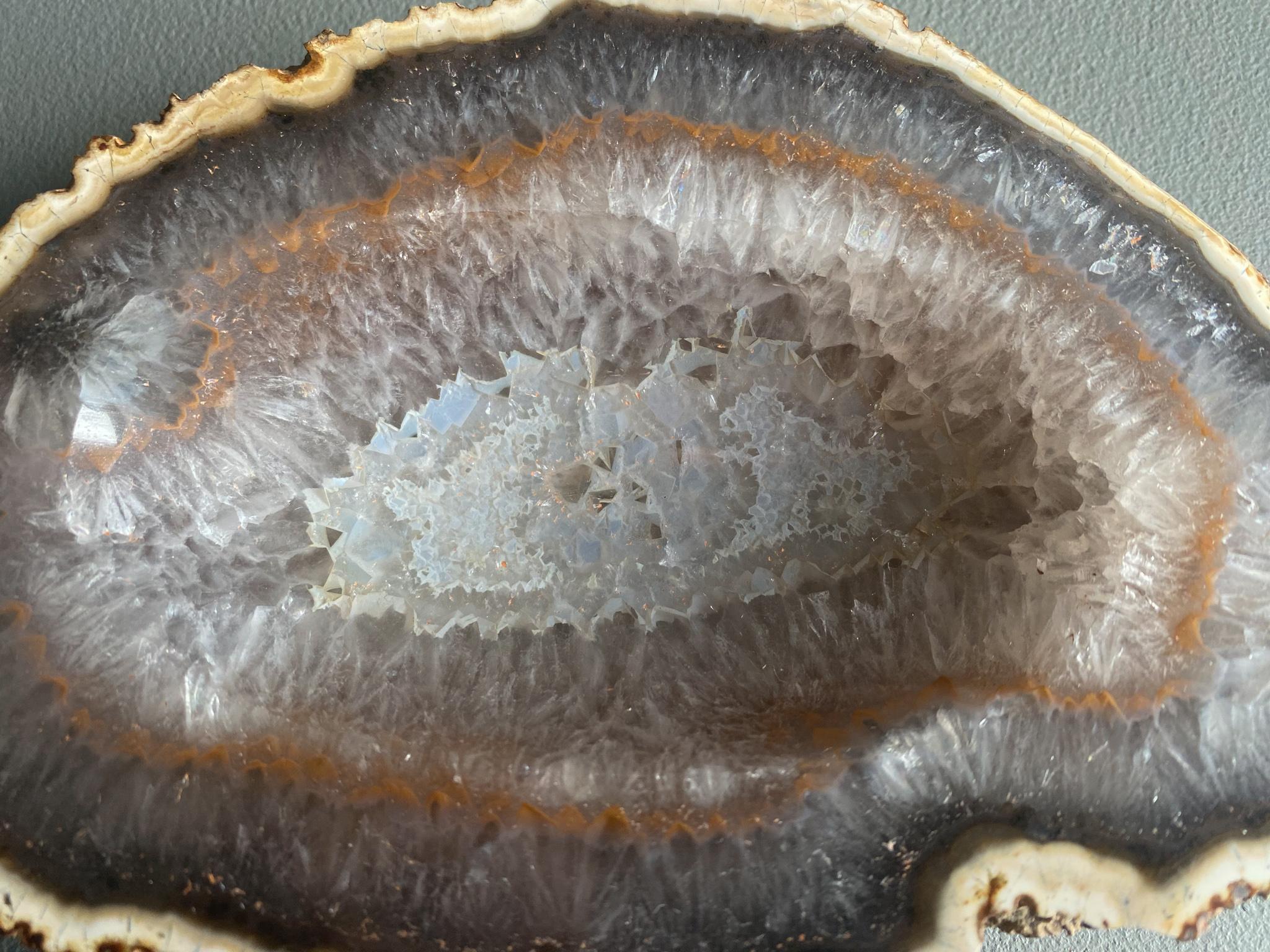 Coupe en pierre géode d'agate polie, vers 1960 en vente 3