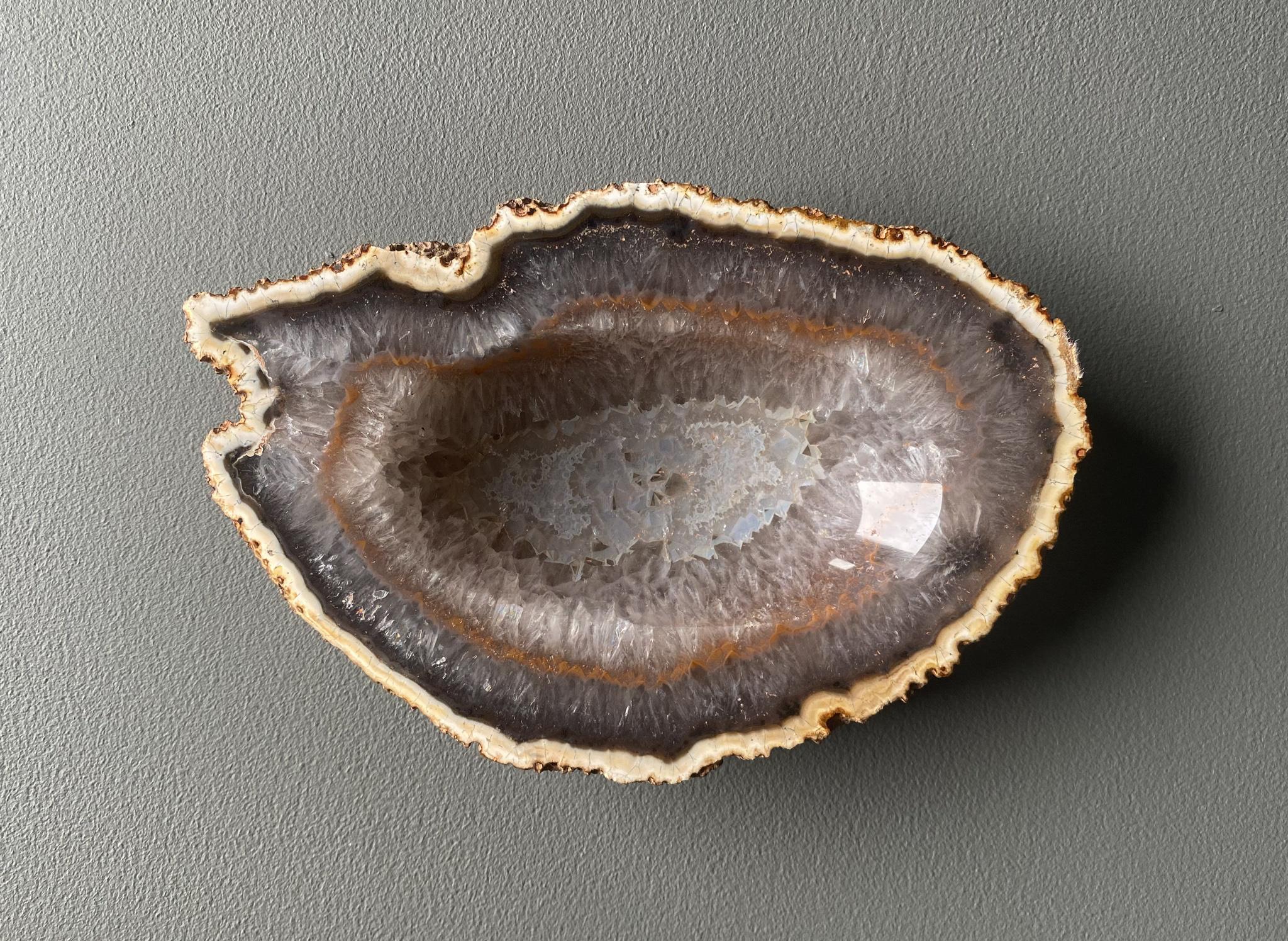 Coupe en pierre géode d'agate polie, vers 1960 en vente 5
