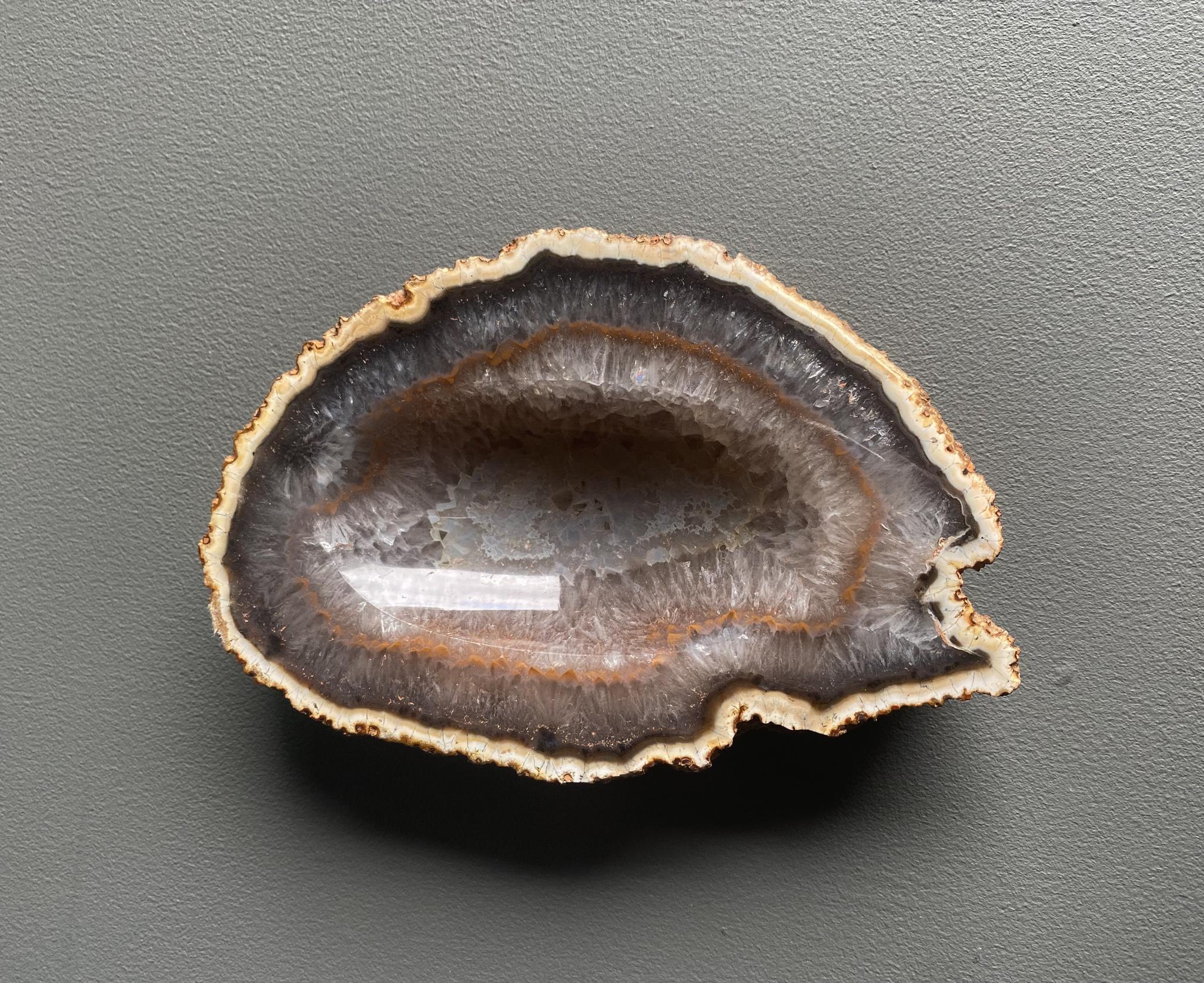 Coupe en pierre géode d'agate polie, vers 1960.