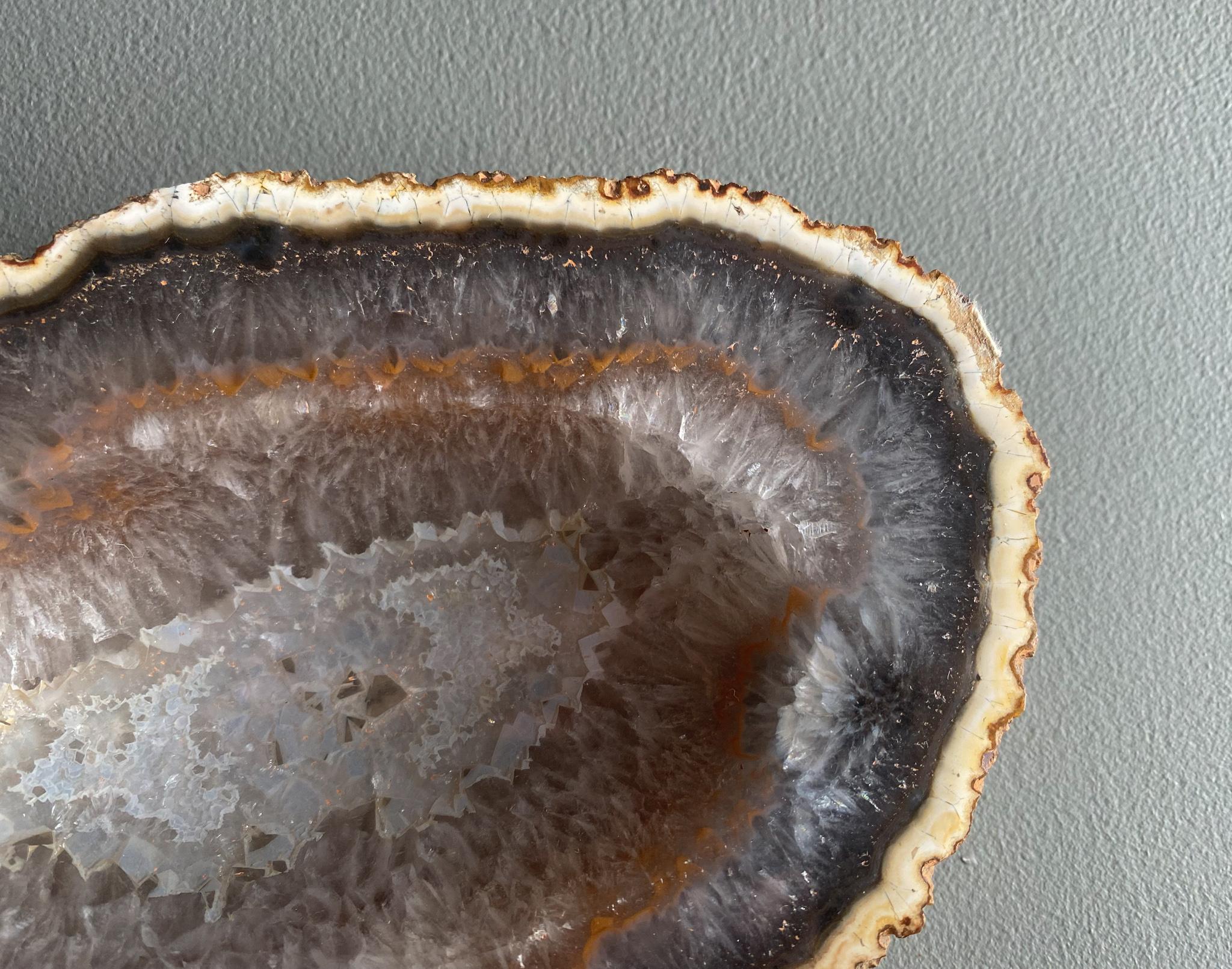 Américain Coupe en pierre géode d'agate polie, vers 1960 en vente