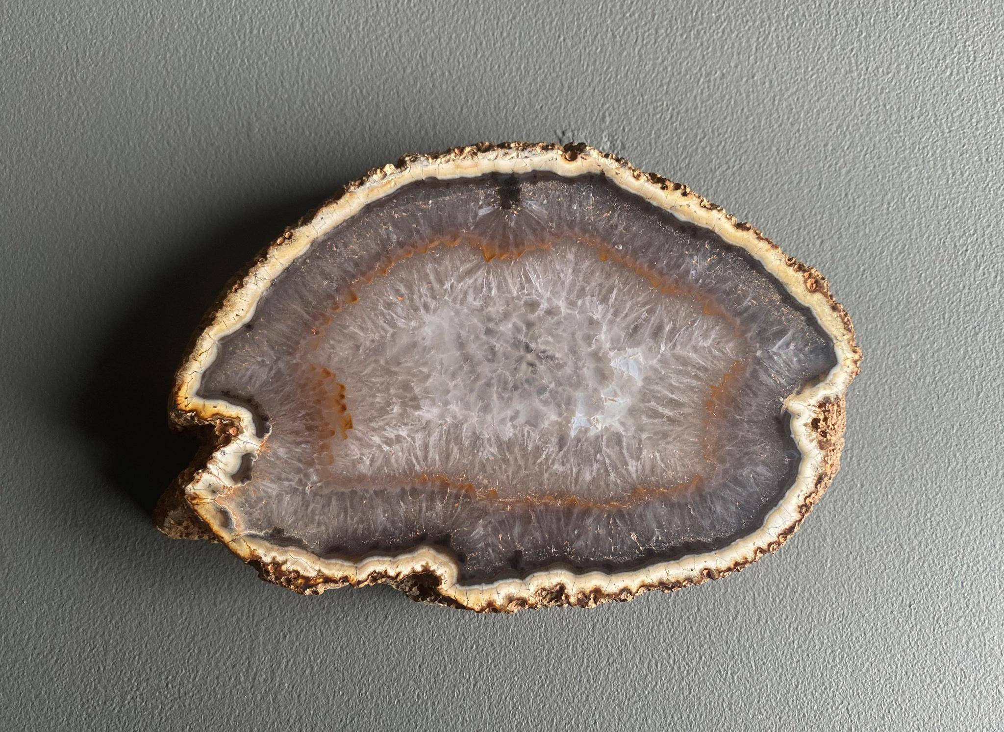 Coupe en pierre géode d'agate polie, vers 1960 en vente 2