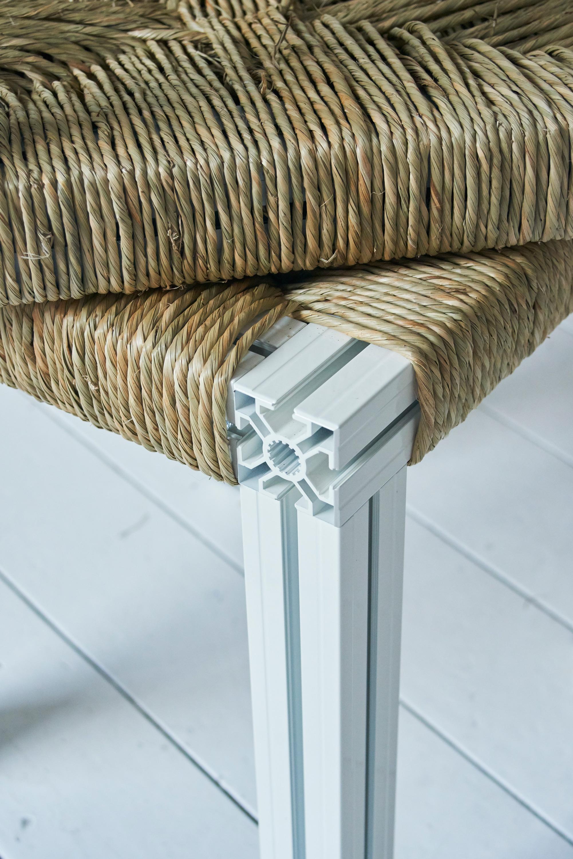 Aluminium Tabouret en aluminium poli avec assise en jonc de verre de la collection Anodised Wicker en vente