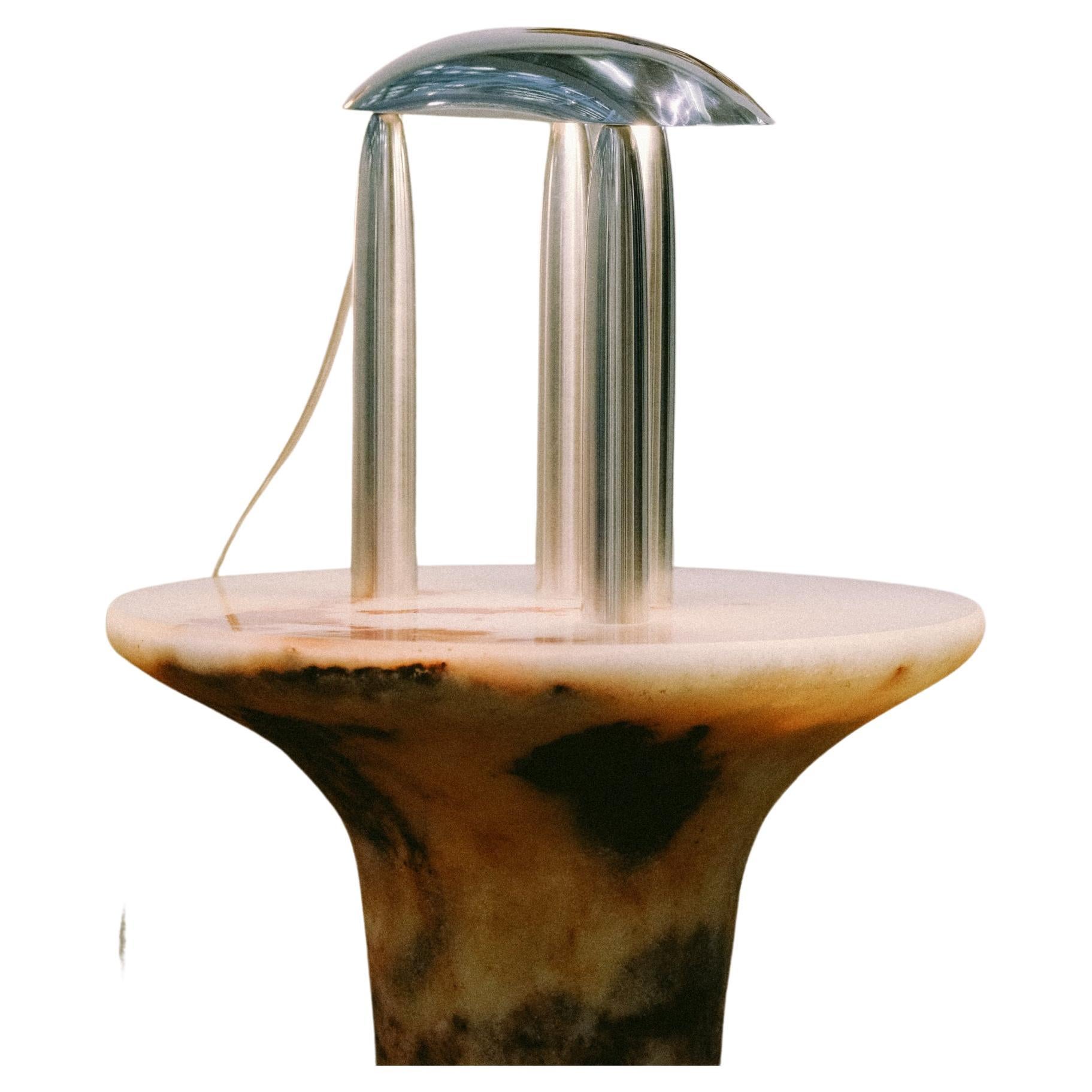 Oblago est une lampe de table composée de cinq éléments massifs en aluminium. La lampe s'inspire de l'architecture archaïque et des concepts néo-futuristes. Son design est le résultat d'une recherche sur les géométries ellipsoïdes, des formes