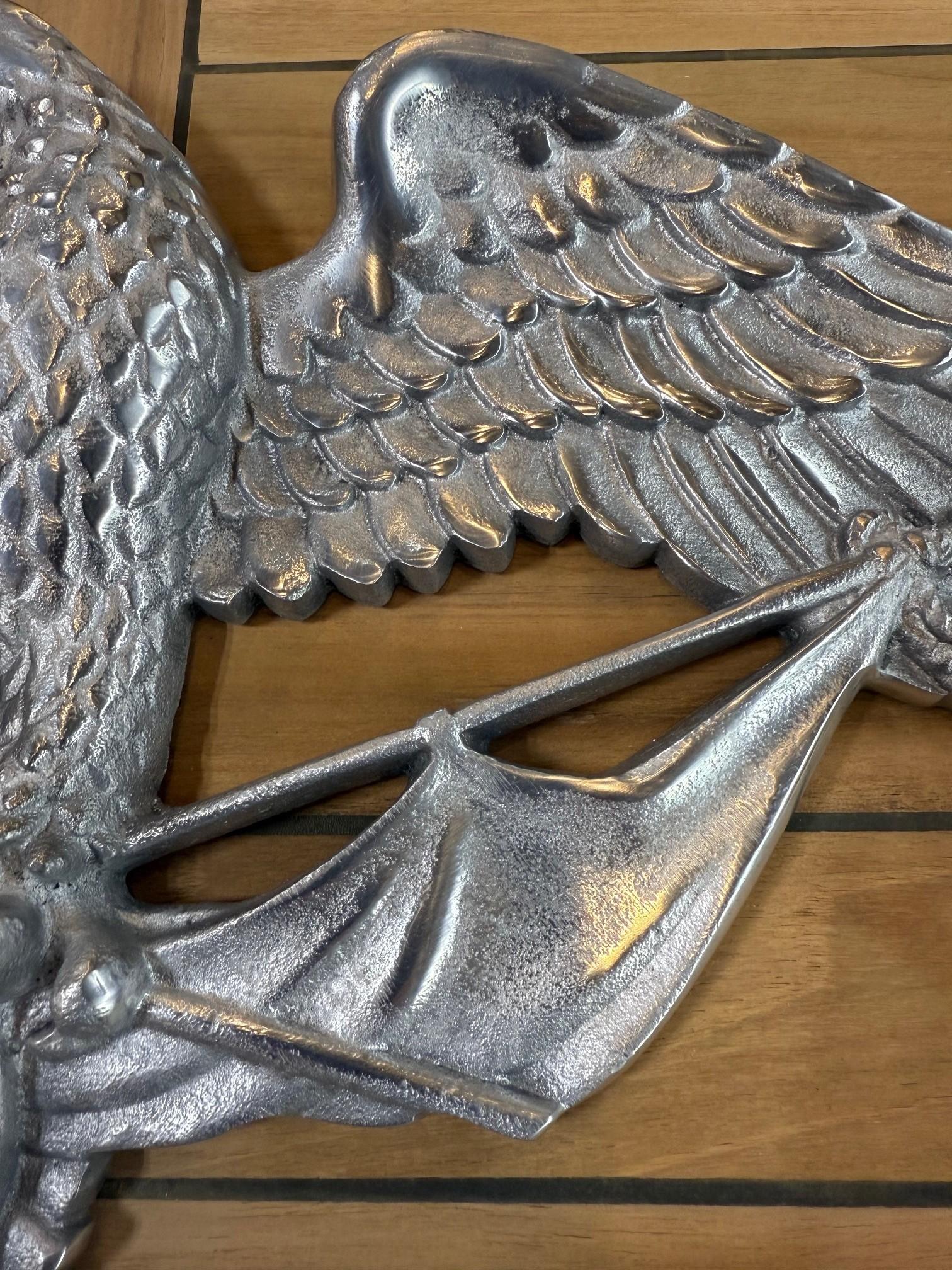 Decorazione da parete in alluminio lucido con aquila calva che stringe la bandiera e lo stemma degli USA in vendita 3