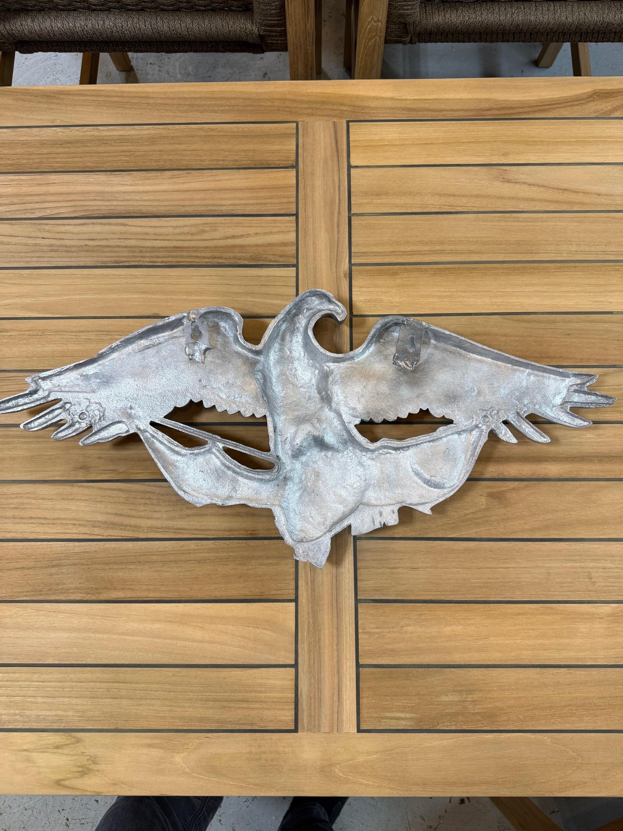 Decorazione da parete in alluminio lucido con aquila calva che stringe la bandiera e lo stemma degli USA in vendita 6