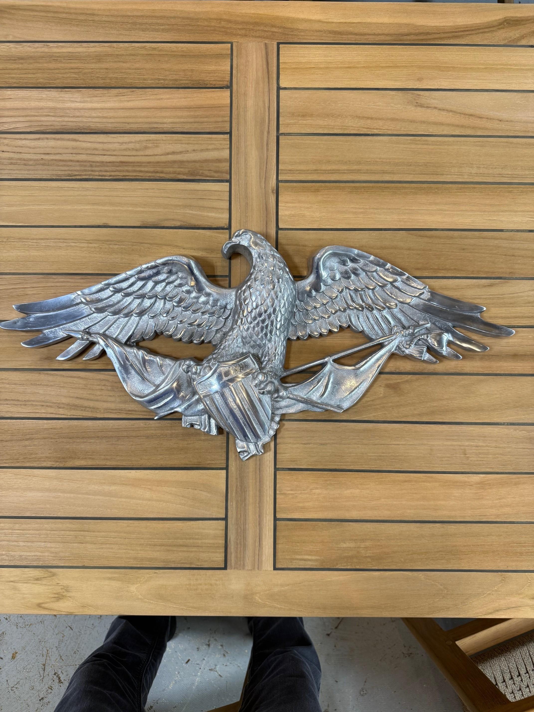 Grande aquila calva che stringe la bandiera e lo stemma degli Stati Uniti. Questa grande targa da parete con aquila patriottica è un bellissimo pezzo realizzato in alluminio lucido lavorato a mano di ottima qualità e peso.
Questa targa