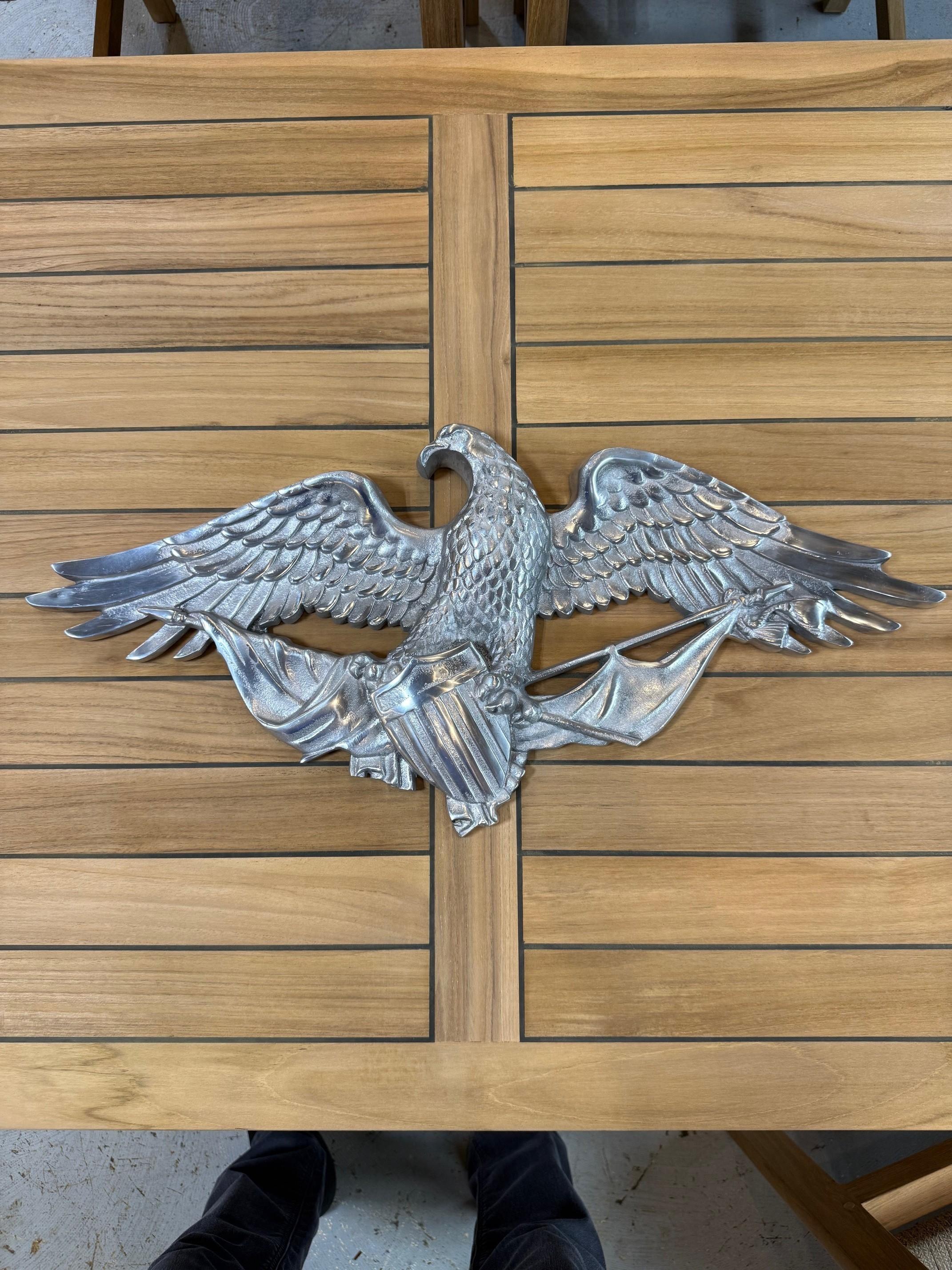 Indiano Decorazione da parete in alluminio lucido con aquila calva che stringe la bandiera e lo stemma degli USA in vendita