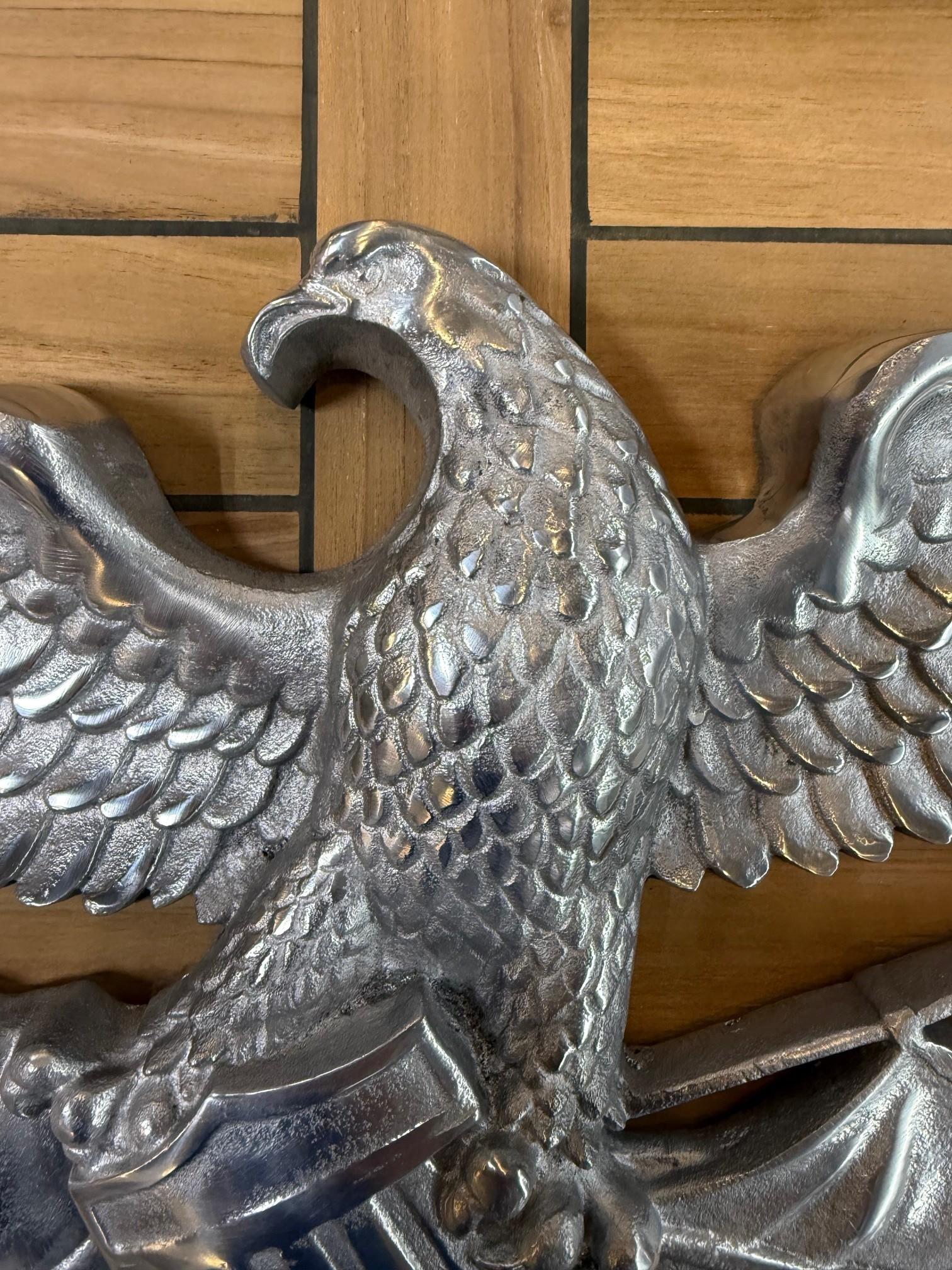 Lucidato Decorazione da parete in alluminio lucido con aquila calva che stringe la bandiera e lo stemma degli USA in vendita