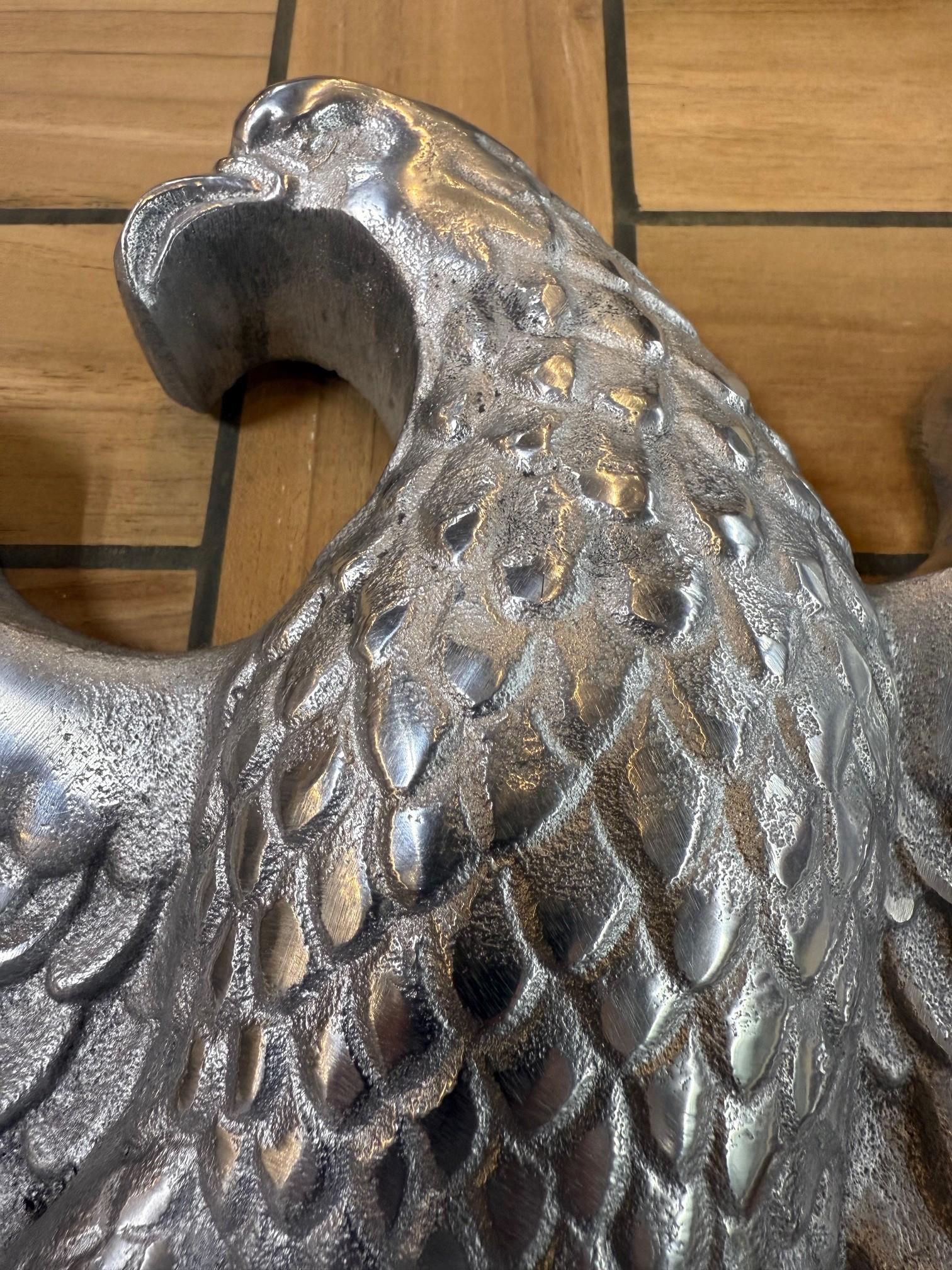 Decorazione da parete in alluminio lucido con aquila calva che stringe la bandiera e lo stemma degli USA In condizioni Nuovo in vendita a Stamford, CT