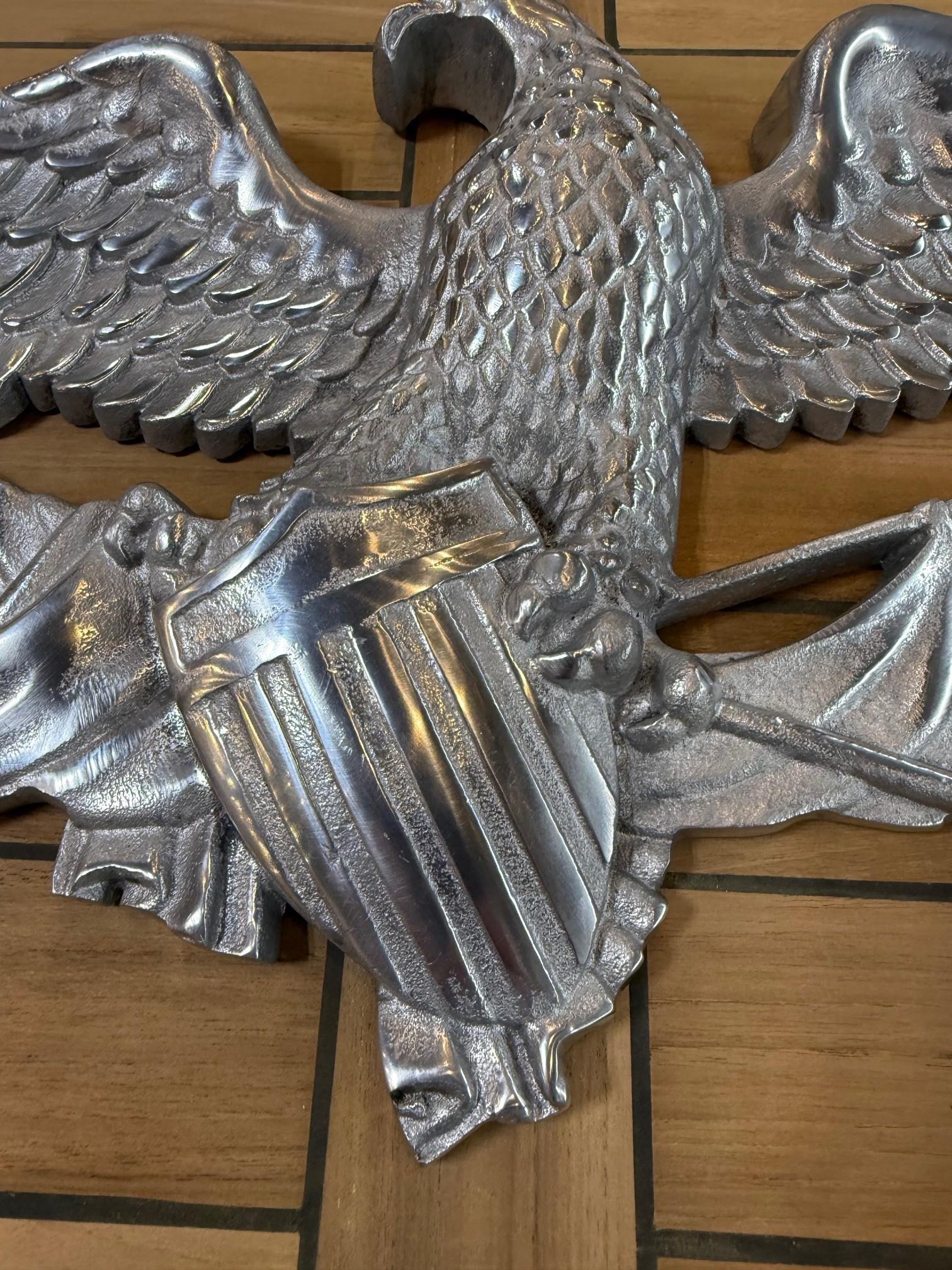 XXI secolo e contemporaneo Decorazione da parete in alluminio lucido con aquila calva che stringe la bandiera e lo stemma degli USA in vendita