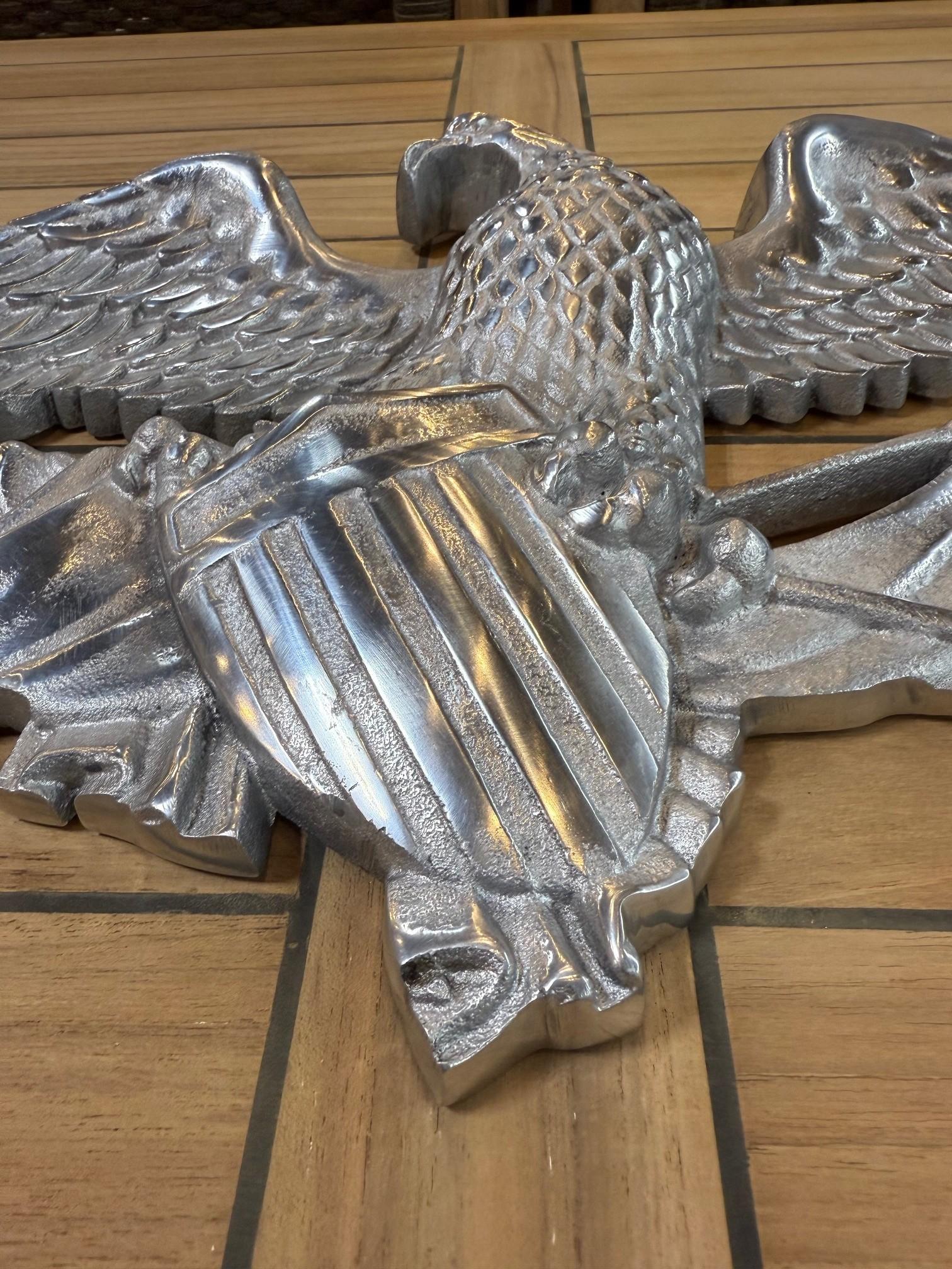 Alluminio Decorazione da parete in alluminio lucido con aquila calva che stringe la bandiera e lo stemma degli USA in vendita