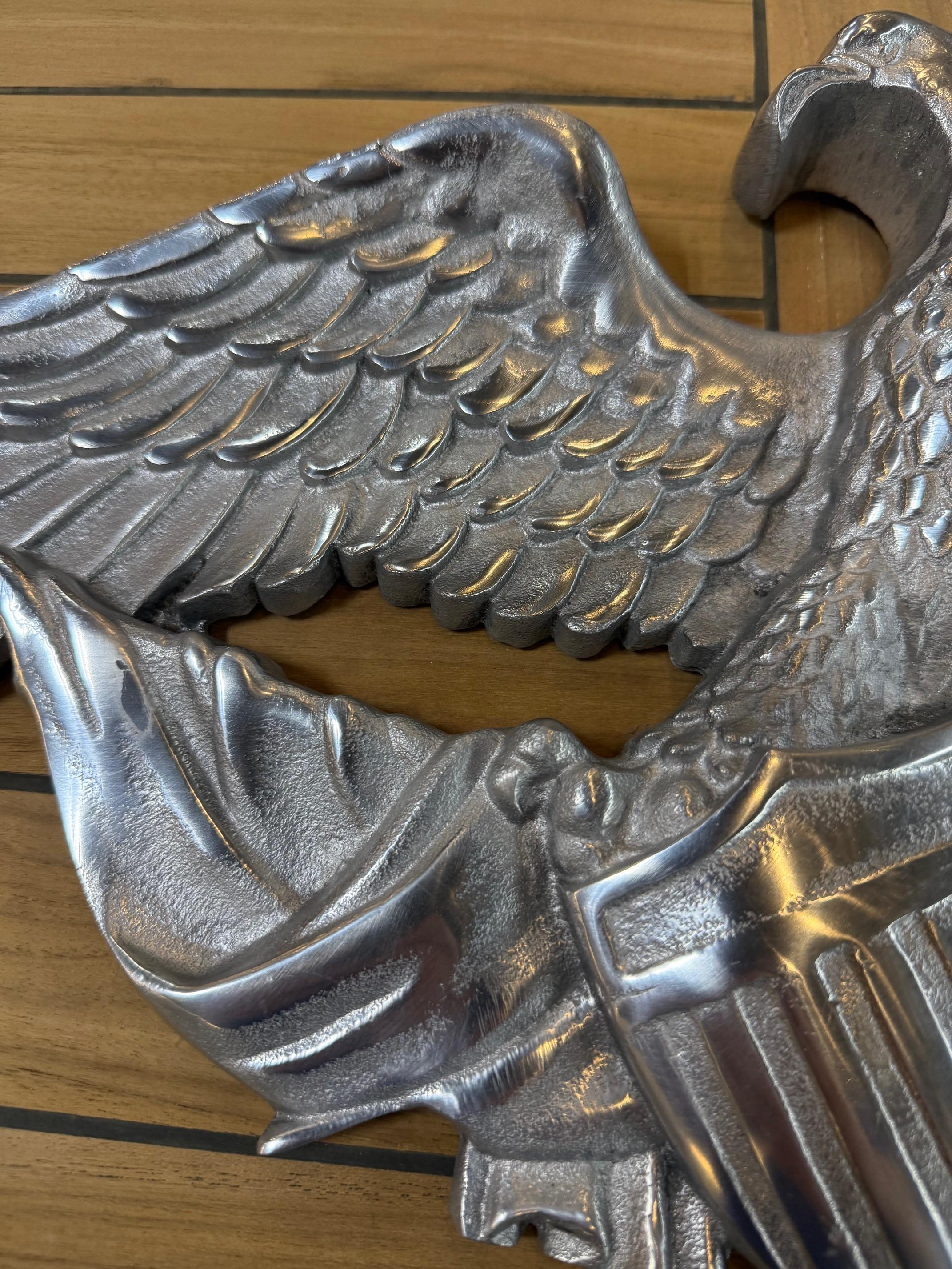 Decorazione da parete in alluminio lucido con aquila calva che stringe la bandiera e lo stemma degli USA in vendita 1