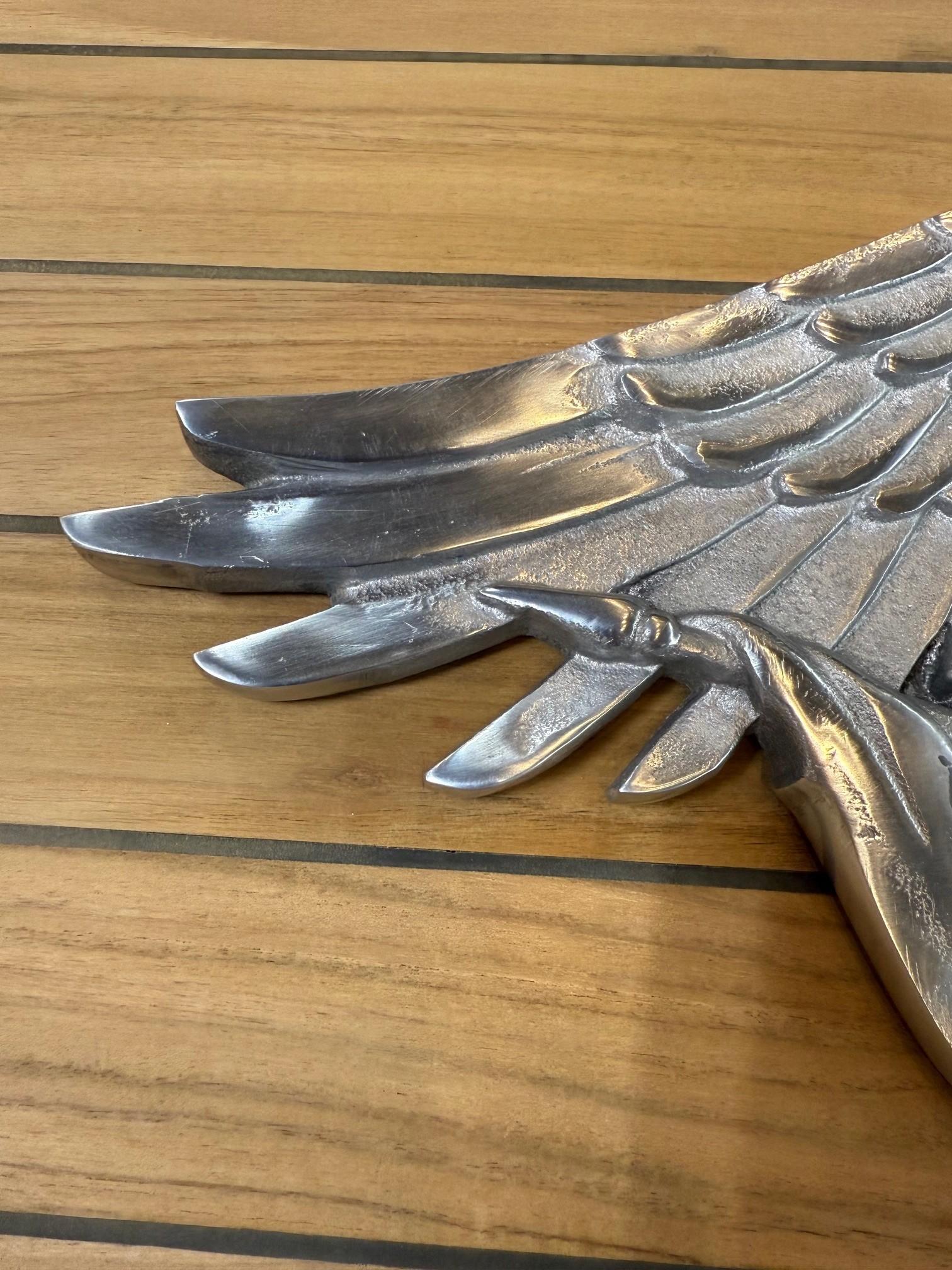 Decorazione da parete in alluminio lucido con aquila calva che stringe la bandiera e lo stemma degli USA in vendita 2