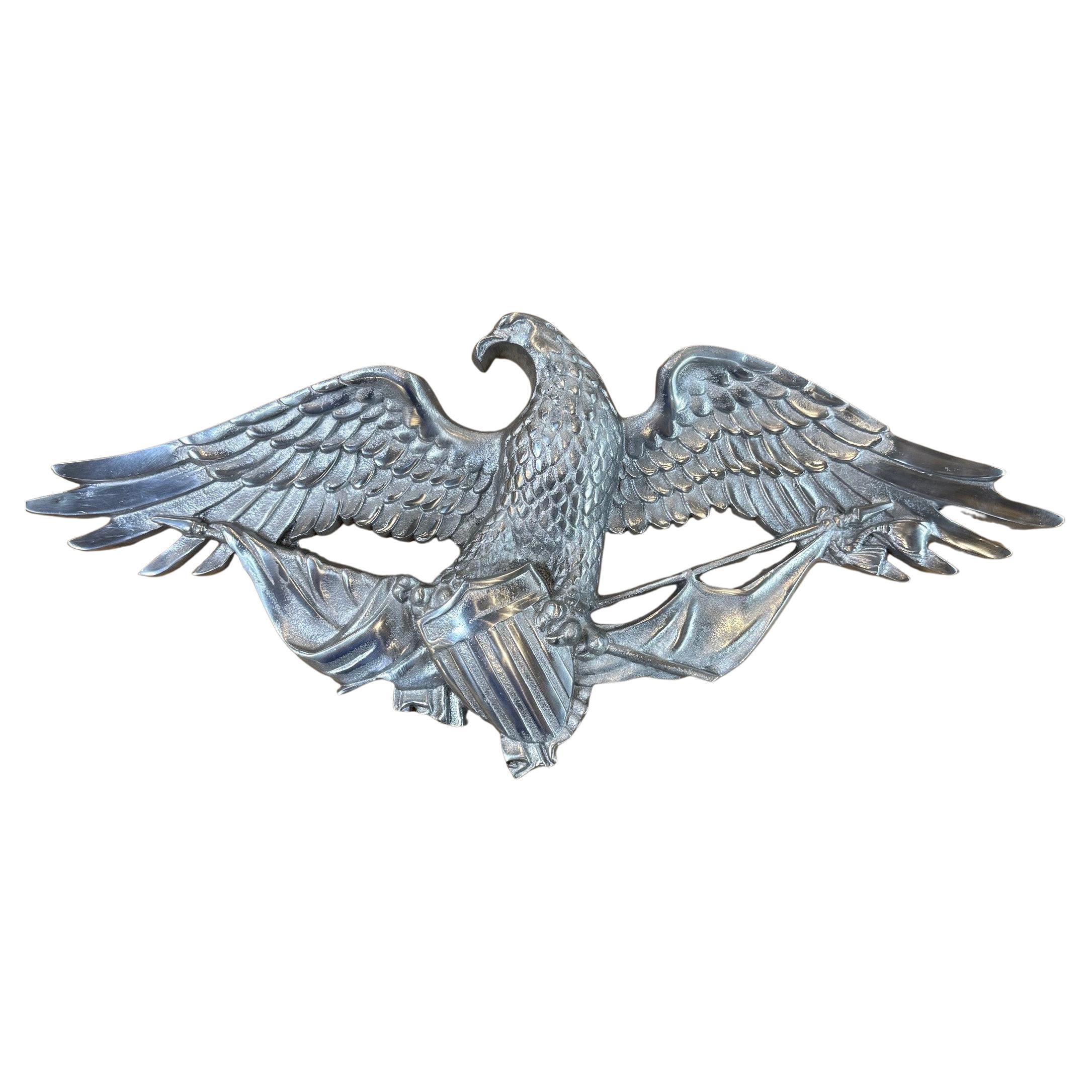 Decorazione da parete in alluminio lucido con aquila calva che stringe la bandiera e lo stemma degli USA in vendita