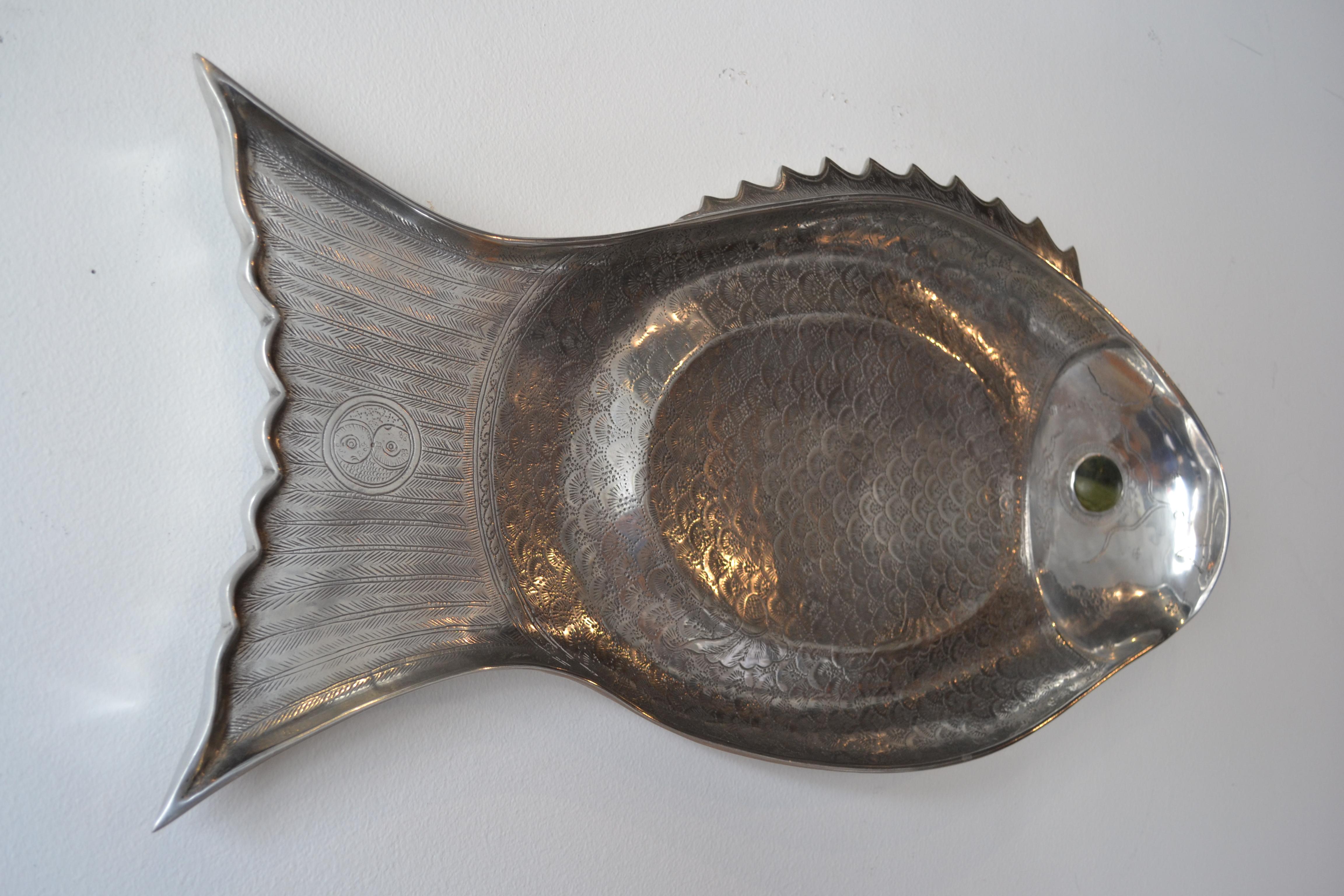 Mid-Century Modern Arthur Court Polished Aluminum Fish Shaped Serving Platter, 1975 For Sale