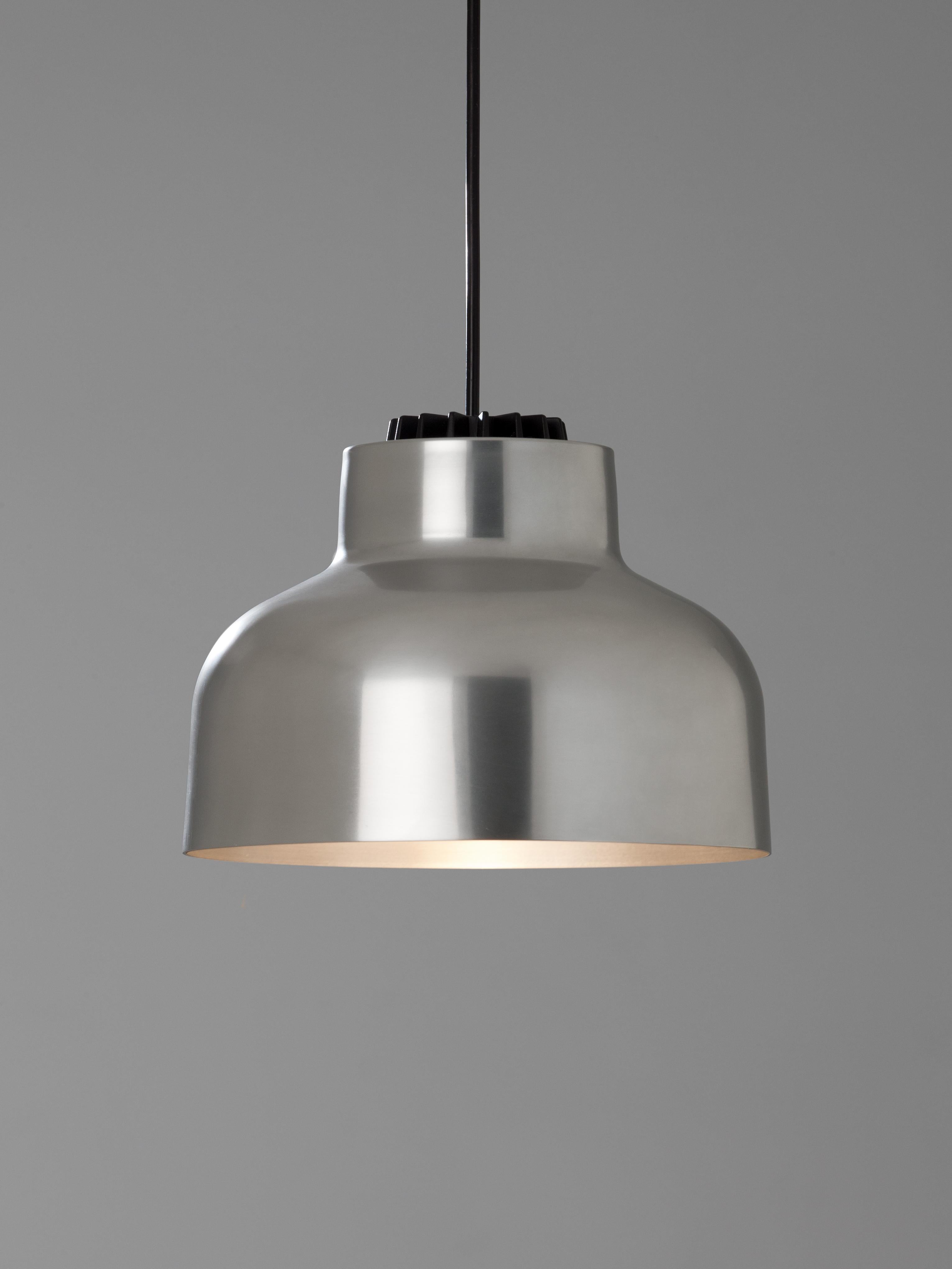 Polished Aluminum M64 pendant lamp by Miguel Mila.
Dimensions: D 22 x H 16 cm
Materials: Aluminum, plastic.
Cable lenght: 3mts.
Available in other colors. Available in 2 cable lenghts: 3mts, 8mts.
Available in 2 canopy colors: white or