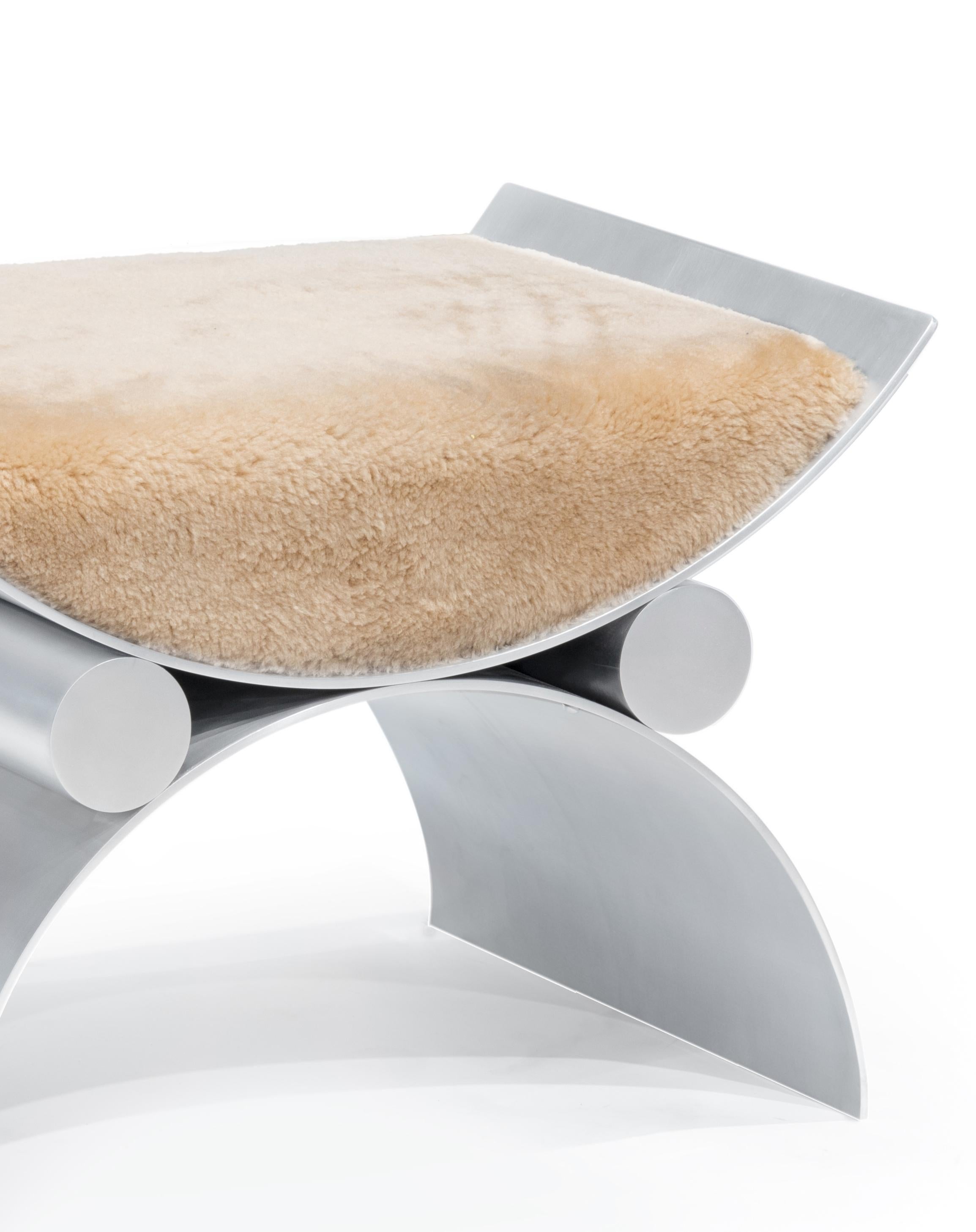 Moderne Chaise ou tabouret Magna en aluminium poli avec revêtement en peau de mouton, personnalisable en vente