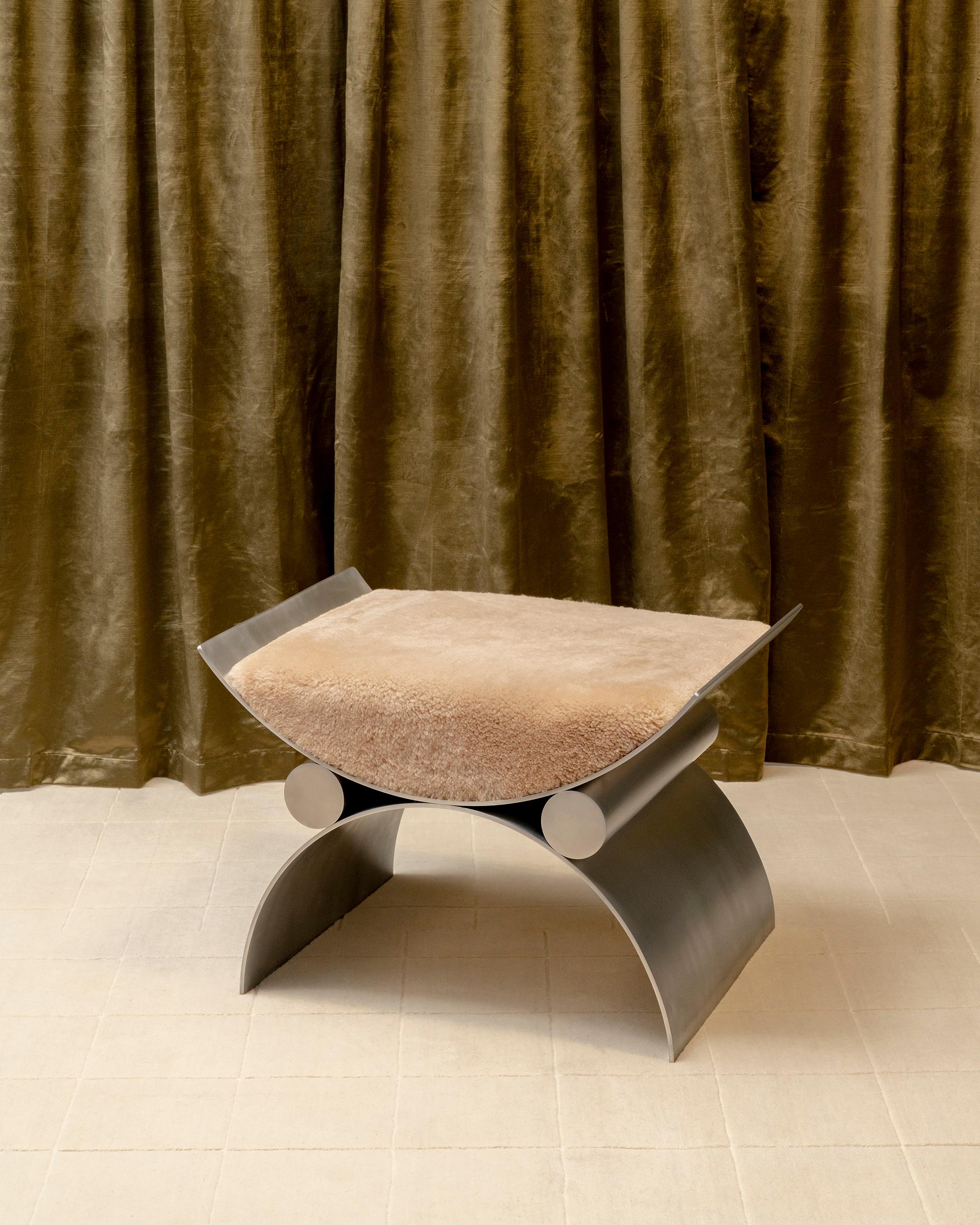 Chaise ou tabouret Magna en aluminium poli avec revêtement en peau de mouton, personnalisable Neuf - En vente à Brooklyn, NY