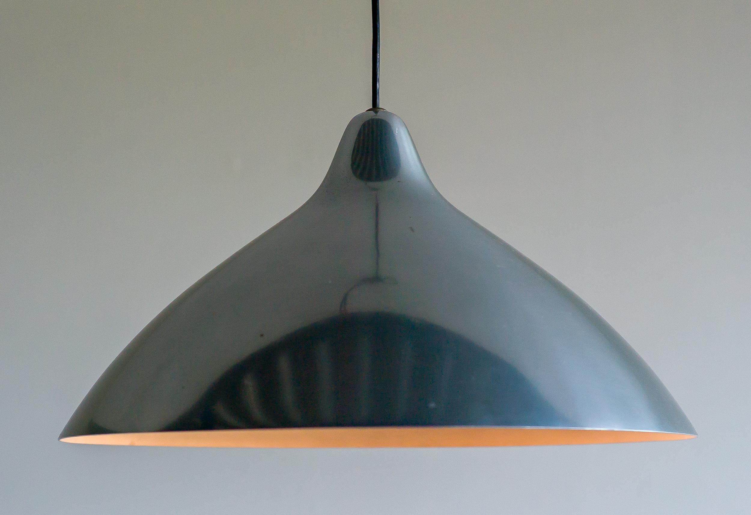 Lisa Johansson-Pape polished aluminum pendant made by original manufacturer Stockmann Orno, Finland.
Beautiful vintage 1960s example in polished aluminium.
Suitable for use in the USA.
Marked with Stockmann Orno label.