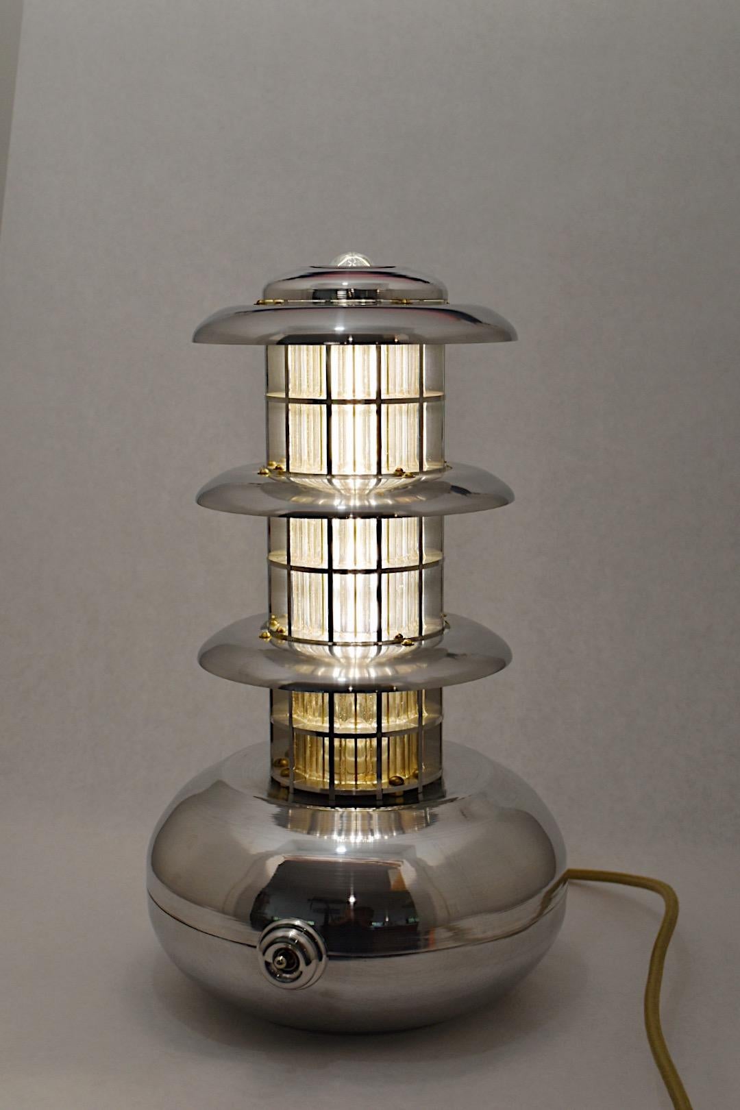 La lampe pagode modèle 1 est la moitié d'une paire de lampes conçues et fabriquées en 2021. L'inspiration est la pagode de la paix dans le quartier de Japantown à San Francisco, conçue par Yoshiro Taniguchi, construite dans les années 1960. 
La