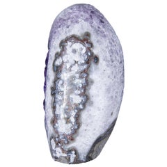 Polierte Amethyst-Eiergeode:: umgeben von weißen Quarz- und Achatkristallen