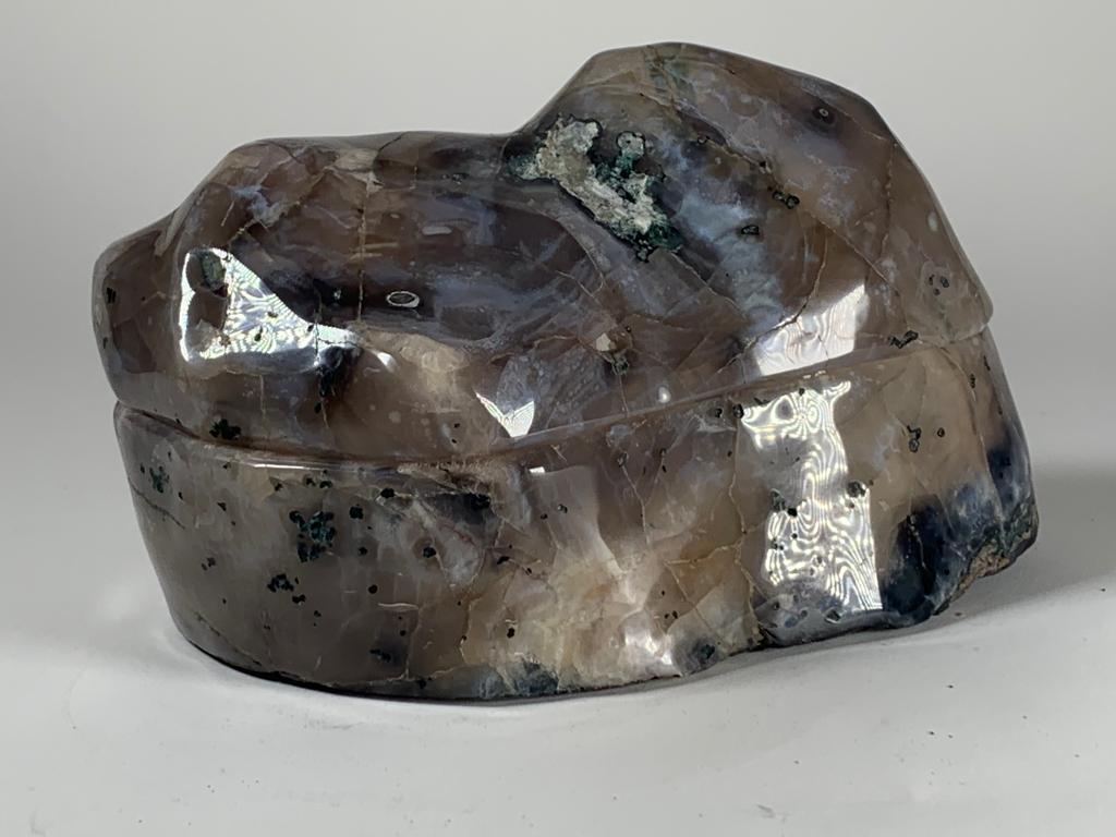 Polierte Geode in zwei Teile gespalten, innen Amethyst und außen Achat.
