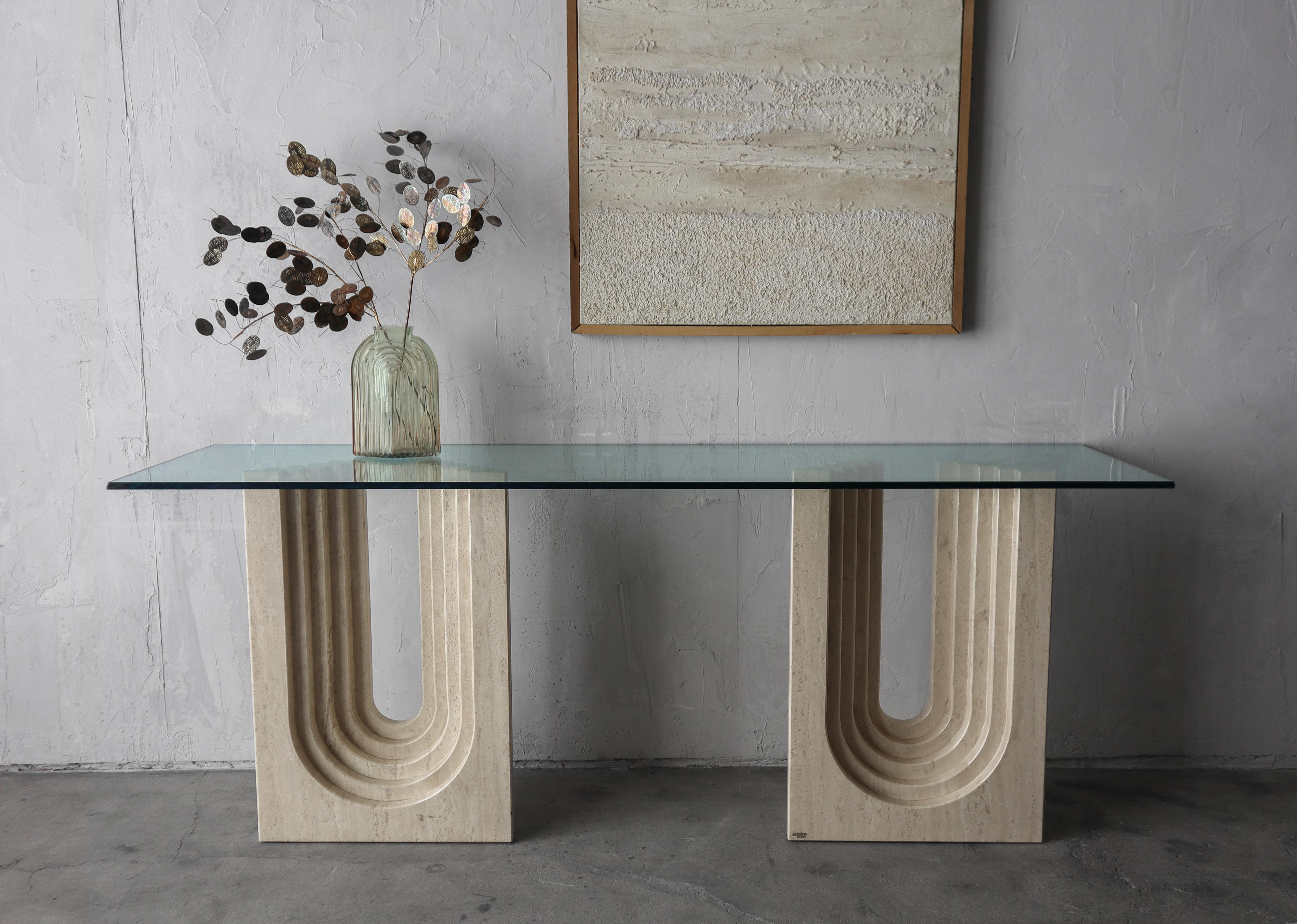 Polished Arched Travertine Pedestal Dining Table by Carlo Scarpa In Good Condition For Sale In Las Vegas, NV