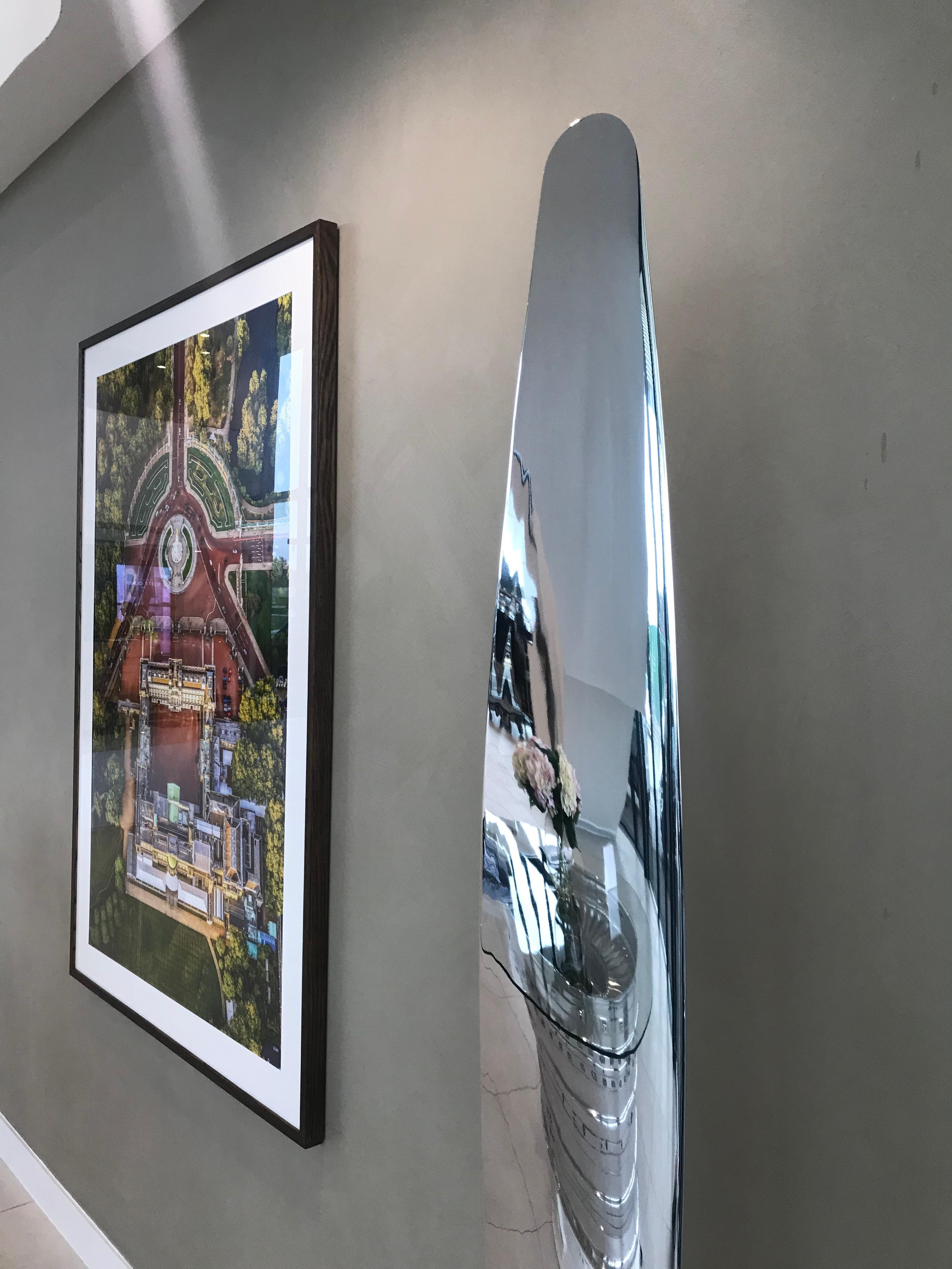 A highly polished aluminium aircraft propeller mounted on a custom made polished aluminium base. A lovely decorative piece offering superb reflections from the surface as shown in the photos.

Taken from an active RAF service bomber this variable
