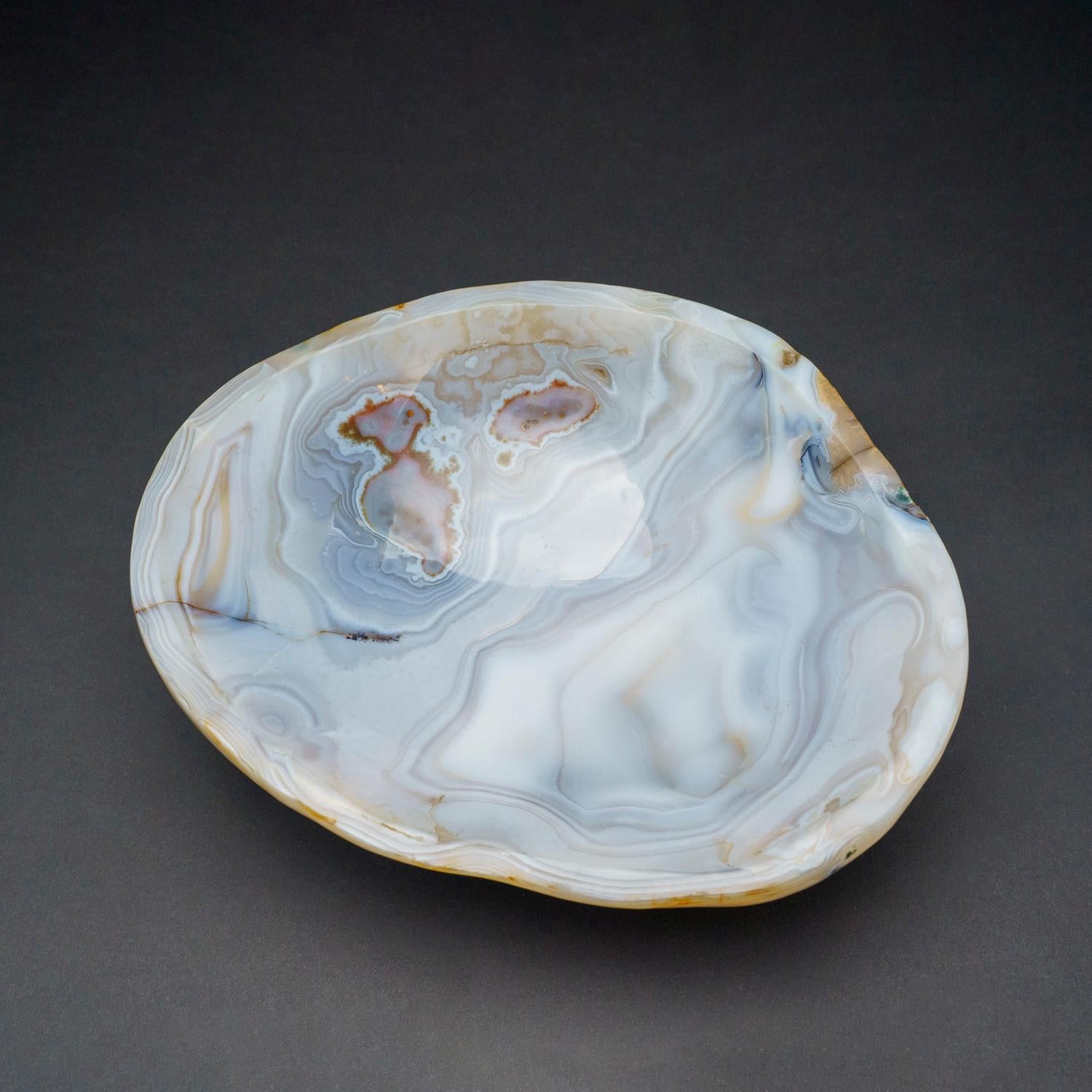 Ce bol en agate polie, d'une couleur naturelle bleu-gris, a été méticuleusement travaillé pour créer une finition lisse, semblable à un miroir, sur tous les côtés. Un ajout étonnant à n'importe quel espace, ce bol peut servir de pièce maîtresse pour