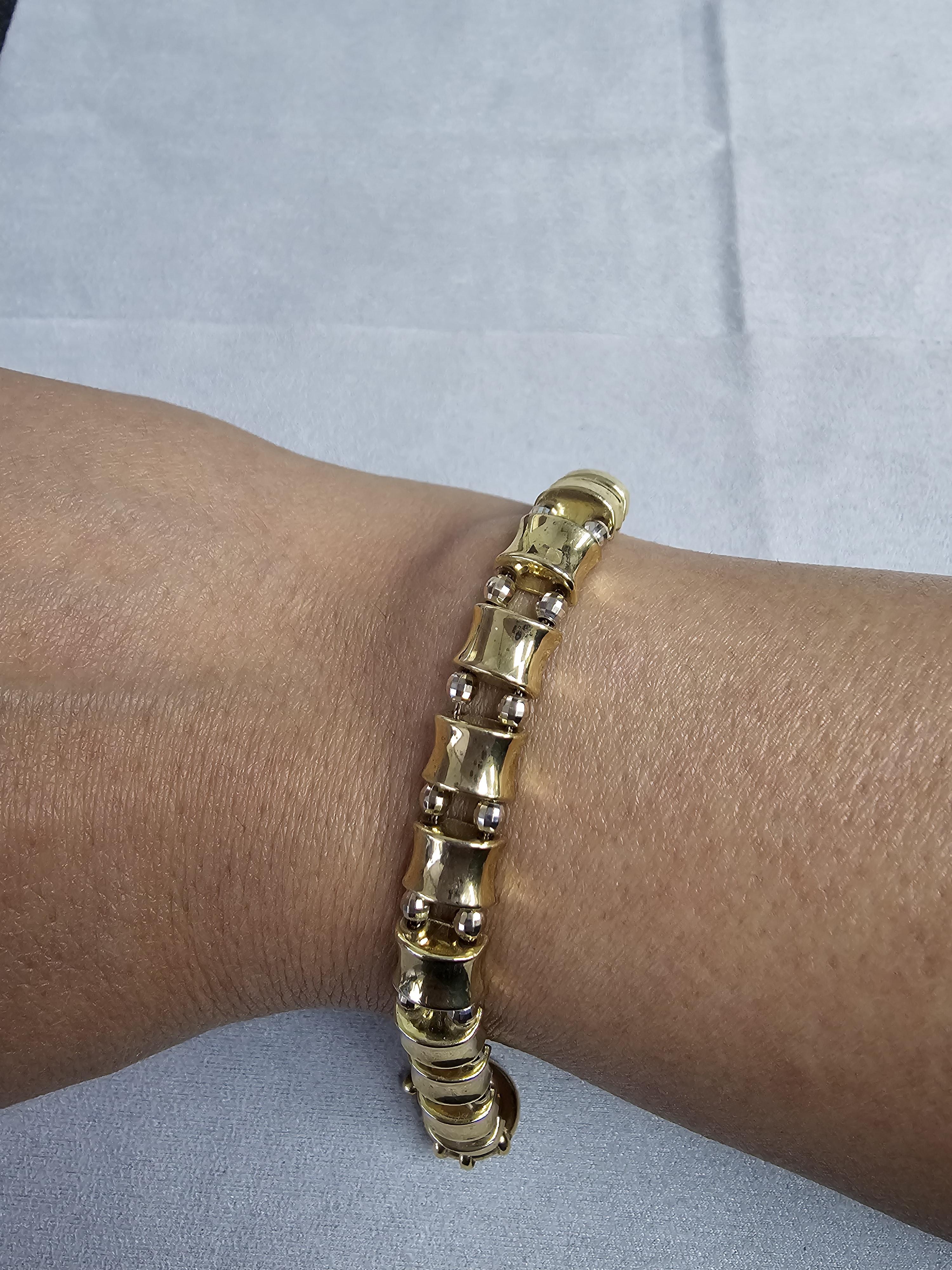 ♥ Resumen del producto ♥

Detalles:  Barra Pulida con Acentos Diamantados
Metal: Oro amarillo de 14 quilates
Peso: 12 gramos
Anchura: 8 mm
Longitud: 7 pulgadas
Cierre: Anilla de resorte

La pulsera es de oro macizo de 14 quilates, no está rellena ni