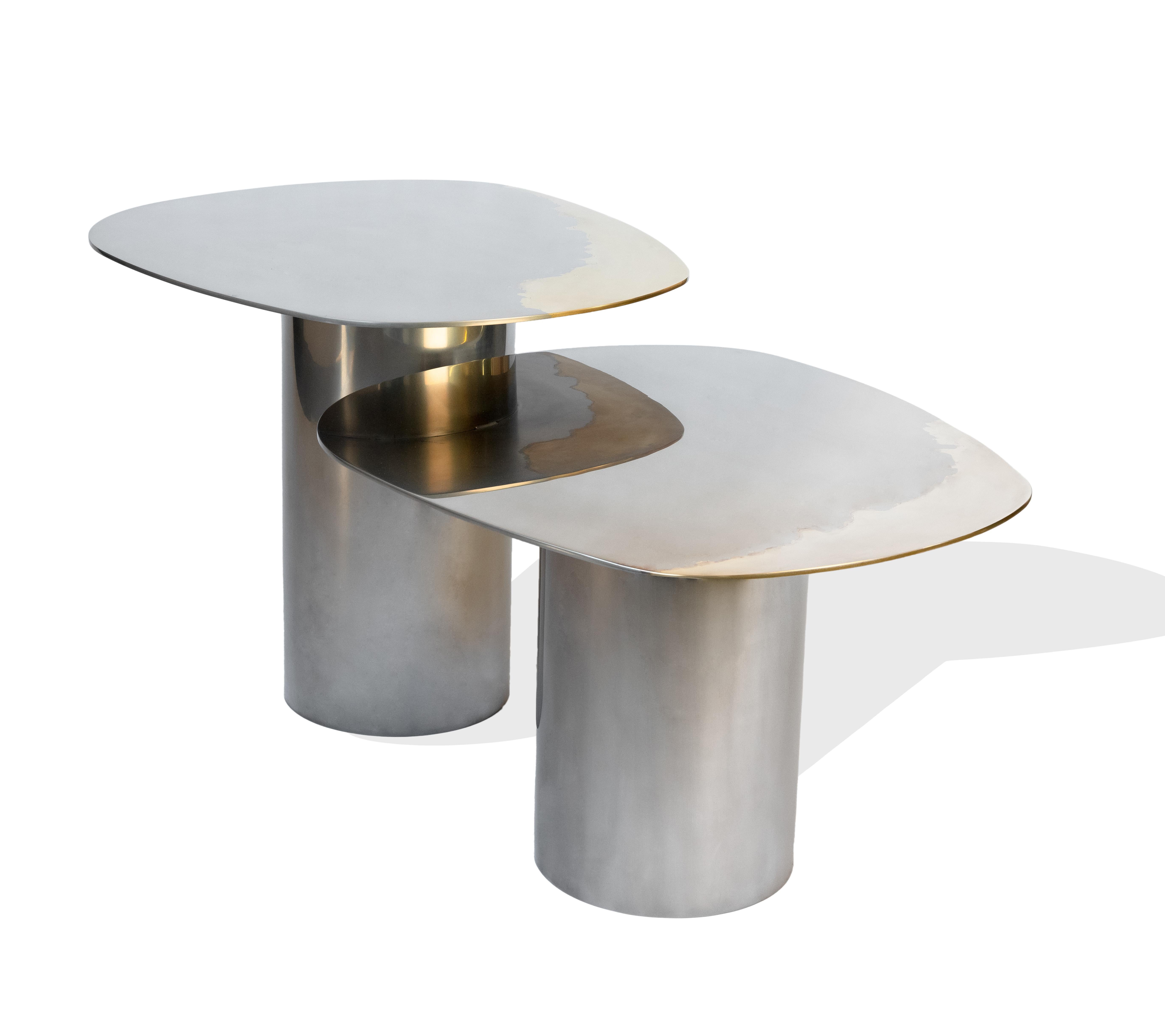 Moderne Tables gigognes en laiton bicolore poli et acier inoxydable fabriquées à la main en vente
