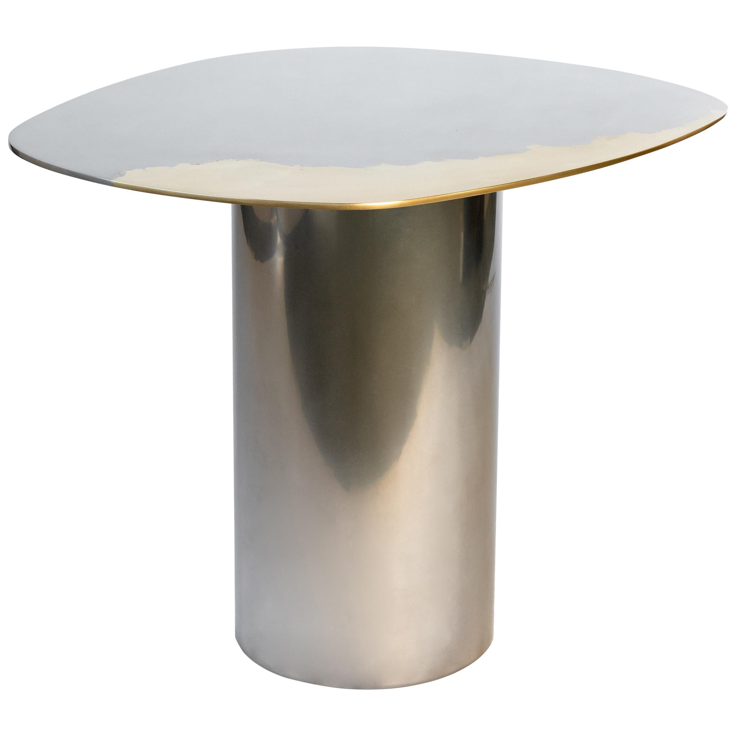 Table d'appoint Transition en acier inoxydable poli avec plateau en laiton bimétal, en stock en vente