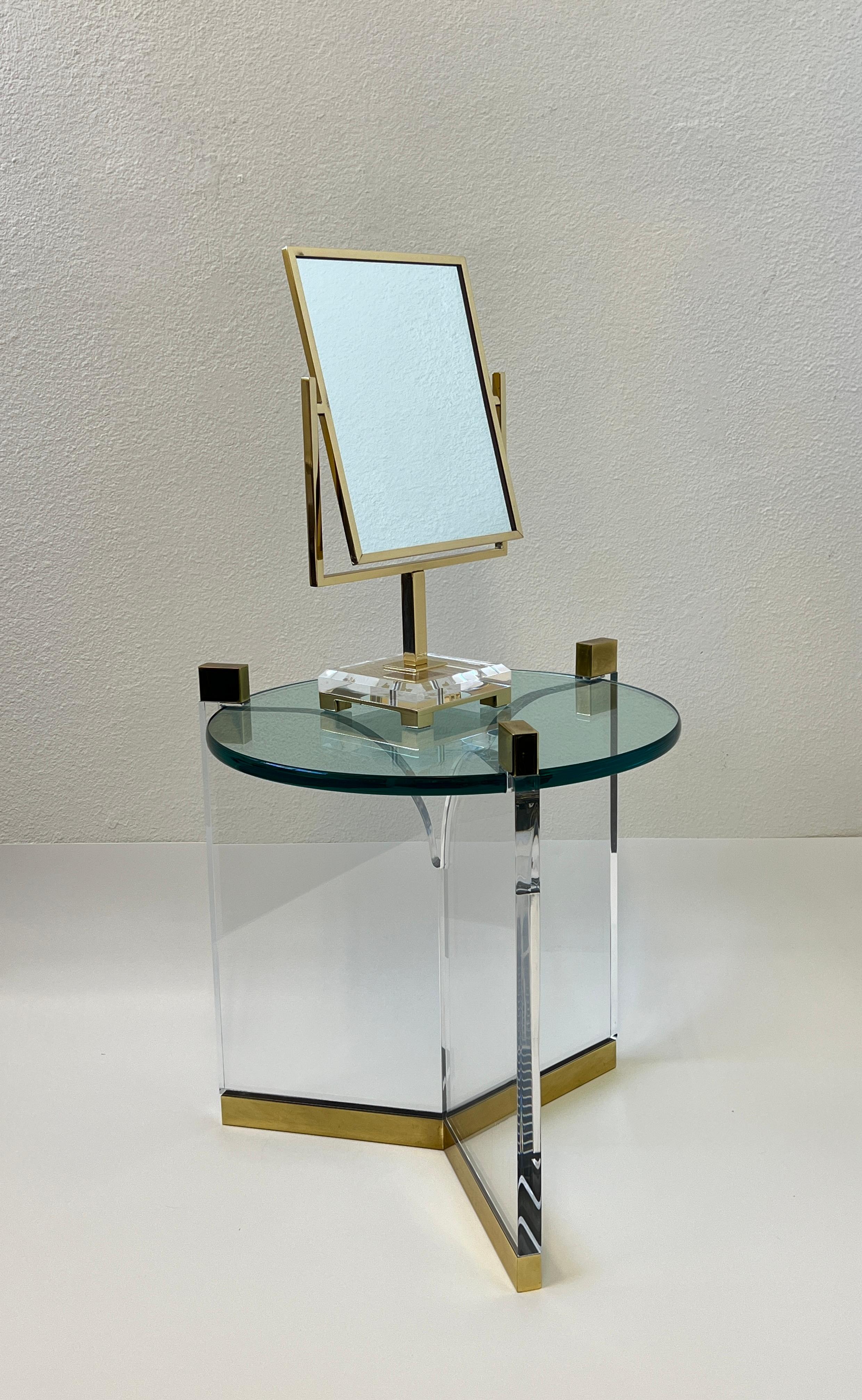 Laiton Miroir de coiffeuse en laiton poli et acrylique de Charles Hollis Jones