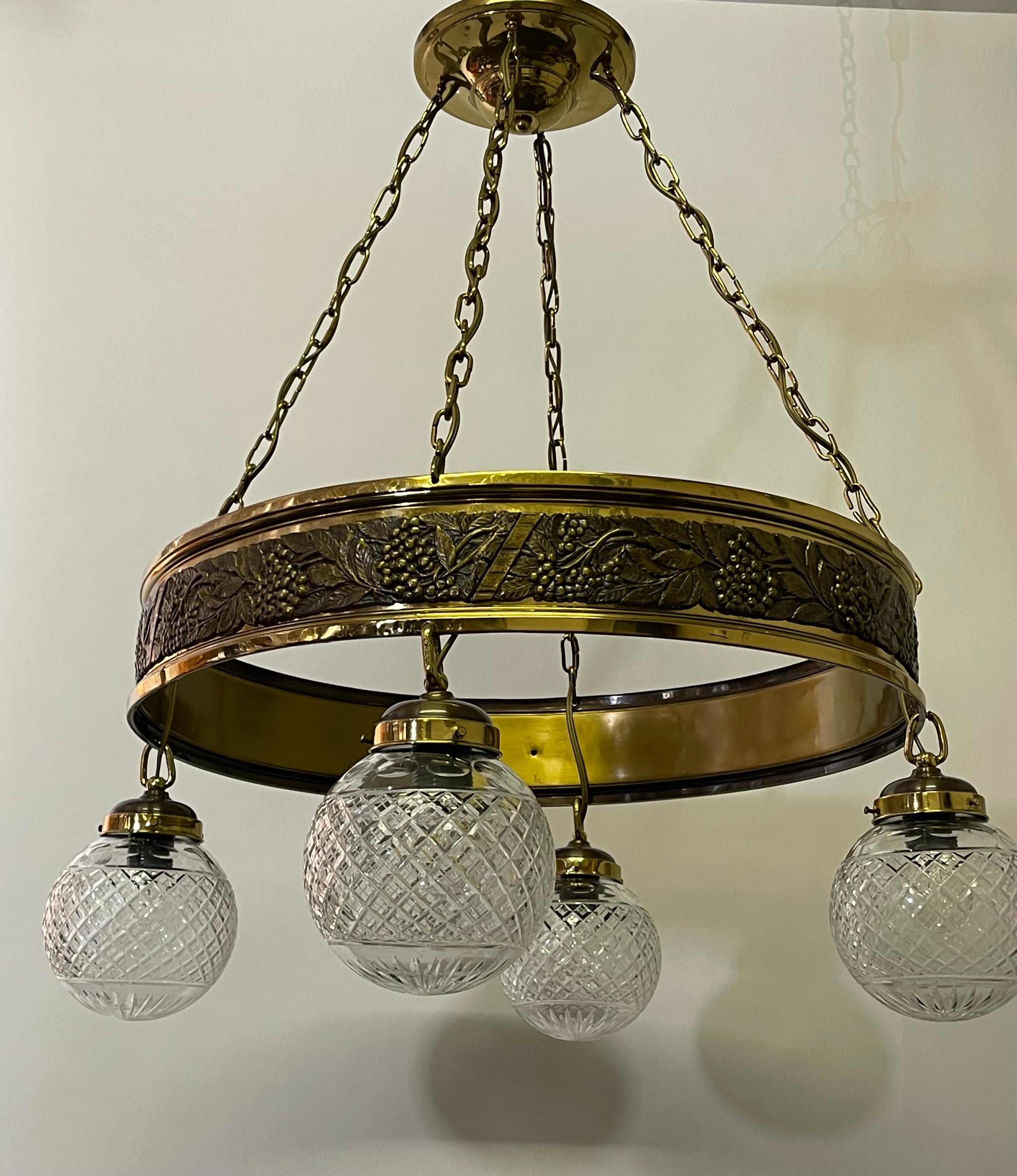 German Polished Brass Grape and Cut Crystal Art Deco Chandelier, circa 1920s For Sale 1