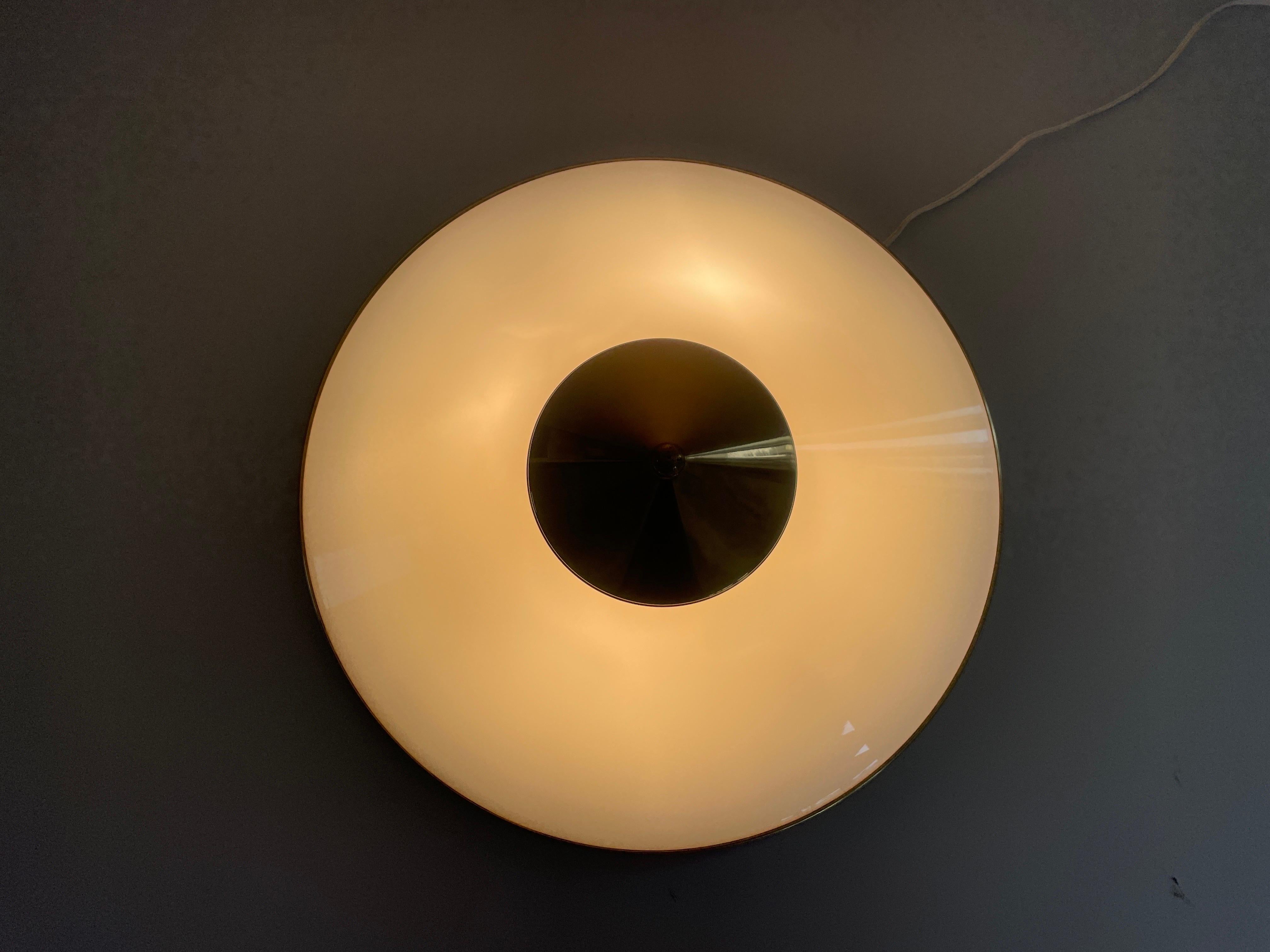 Lámpara de techo empotrada de latón pulido y cristal opalino, años 60, Alemania en venta 3