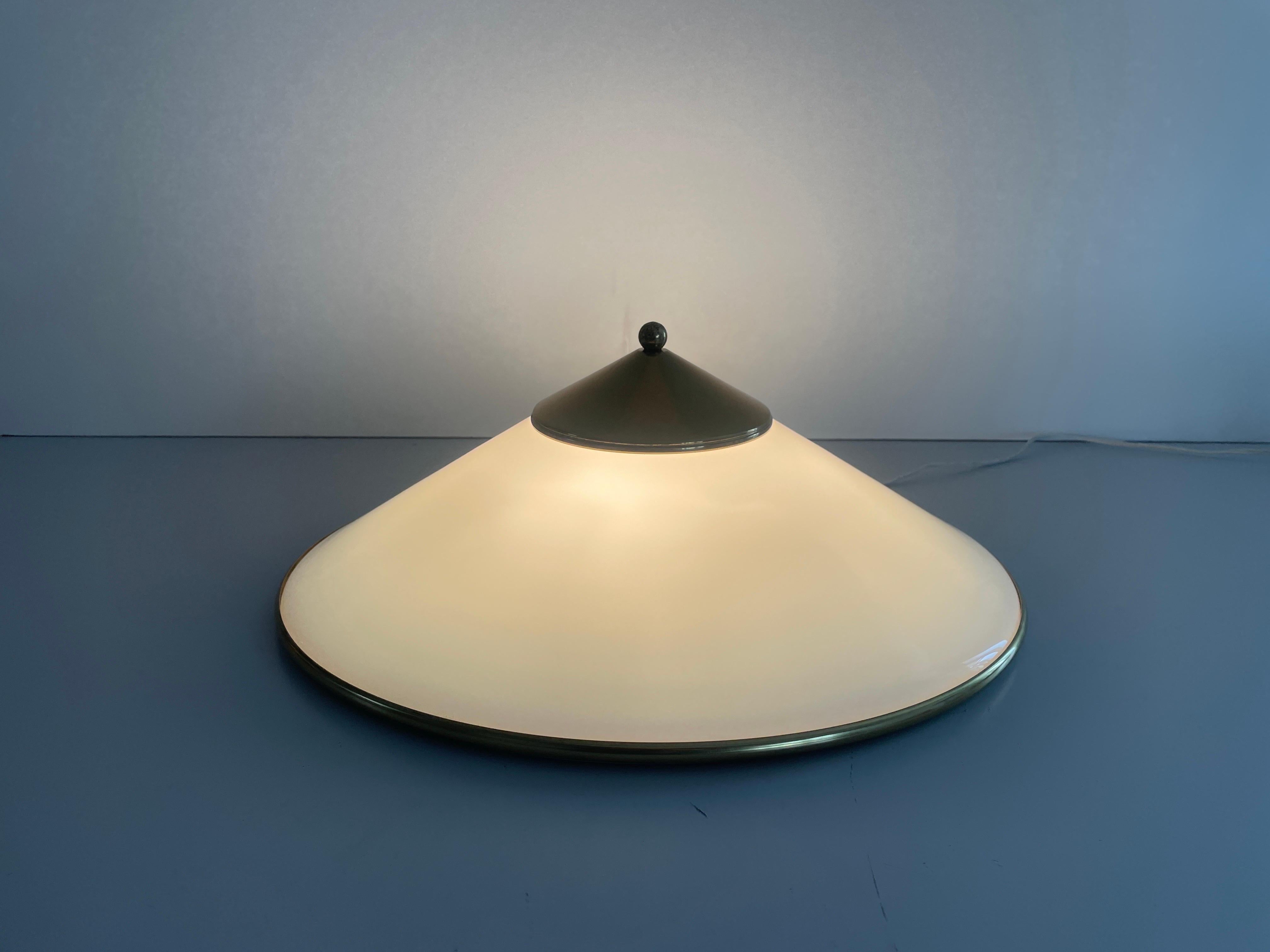 Lámpara de techo empotrada de latón pulido y cristal opalino, años 60, Alemania en venta 4