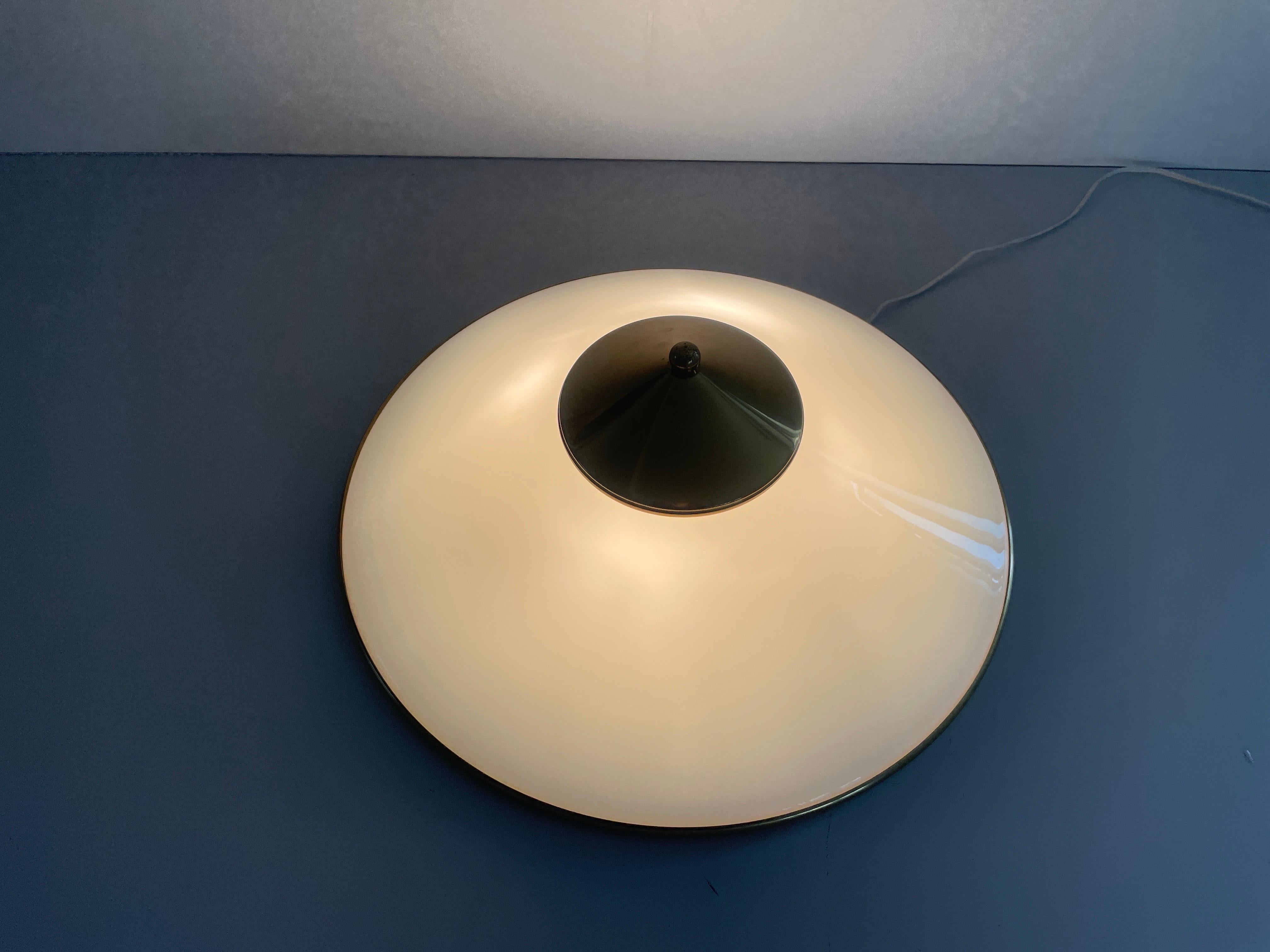 Lámpara de techo empotrada de latón pulido y cristal opalino, años 60, Alemania en venta 5