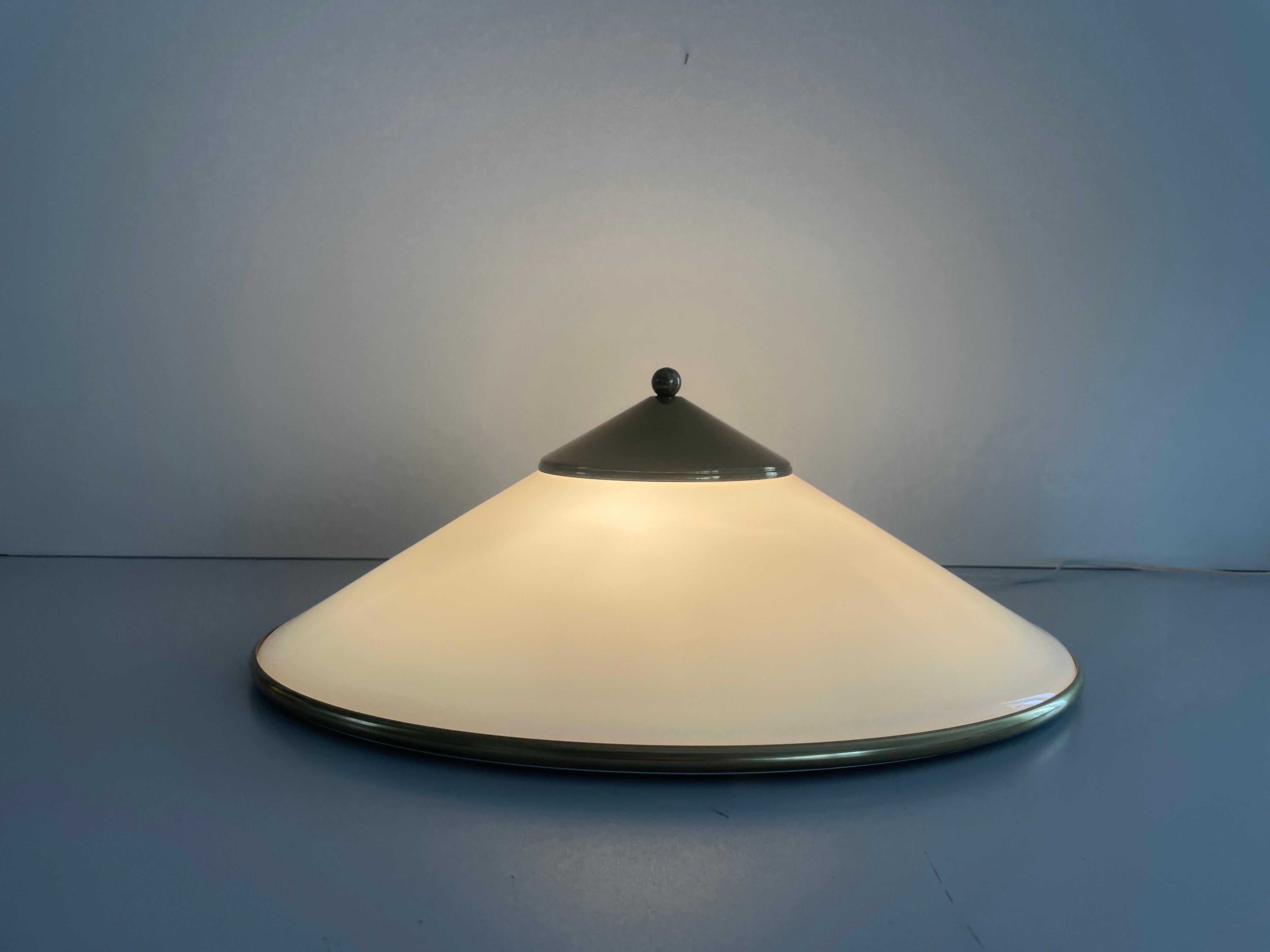 Lámpara de techo empotrada de latón pulido y cristal opalino, años 60, Alemania en venta 6