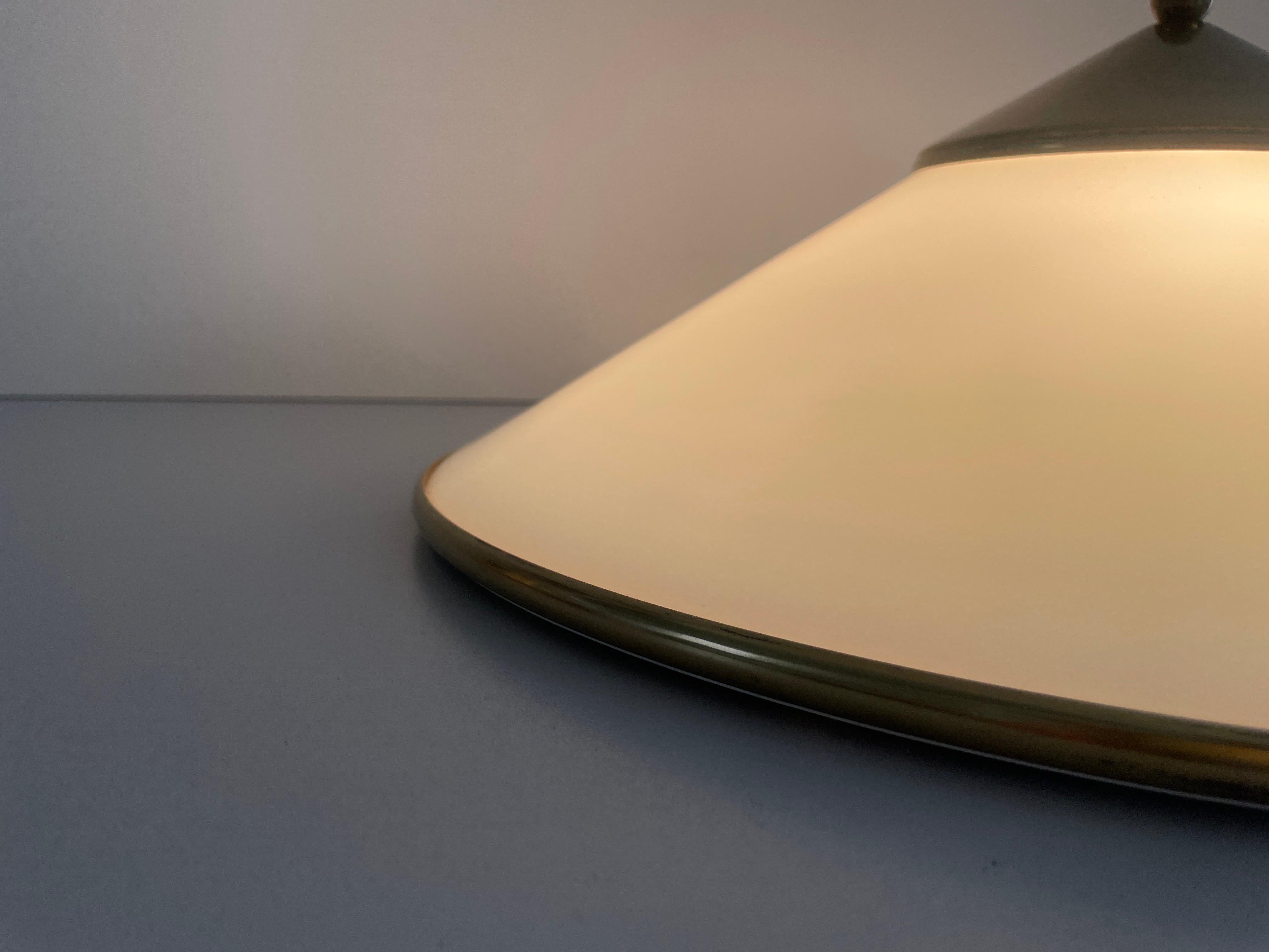 Lámpara de techo empotrada de latón pulido y cristal opalino, años 60, Alemania en venta 7