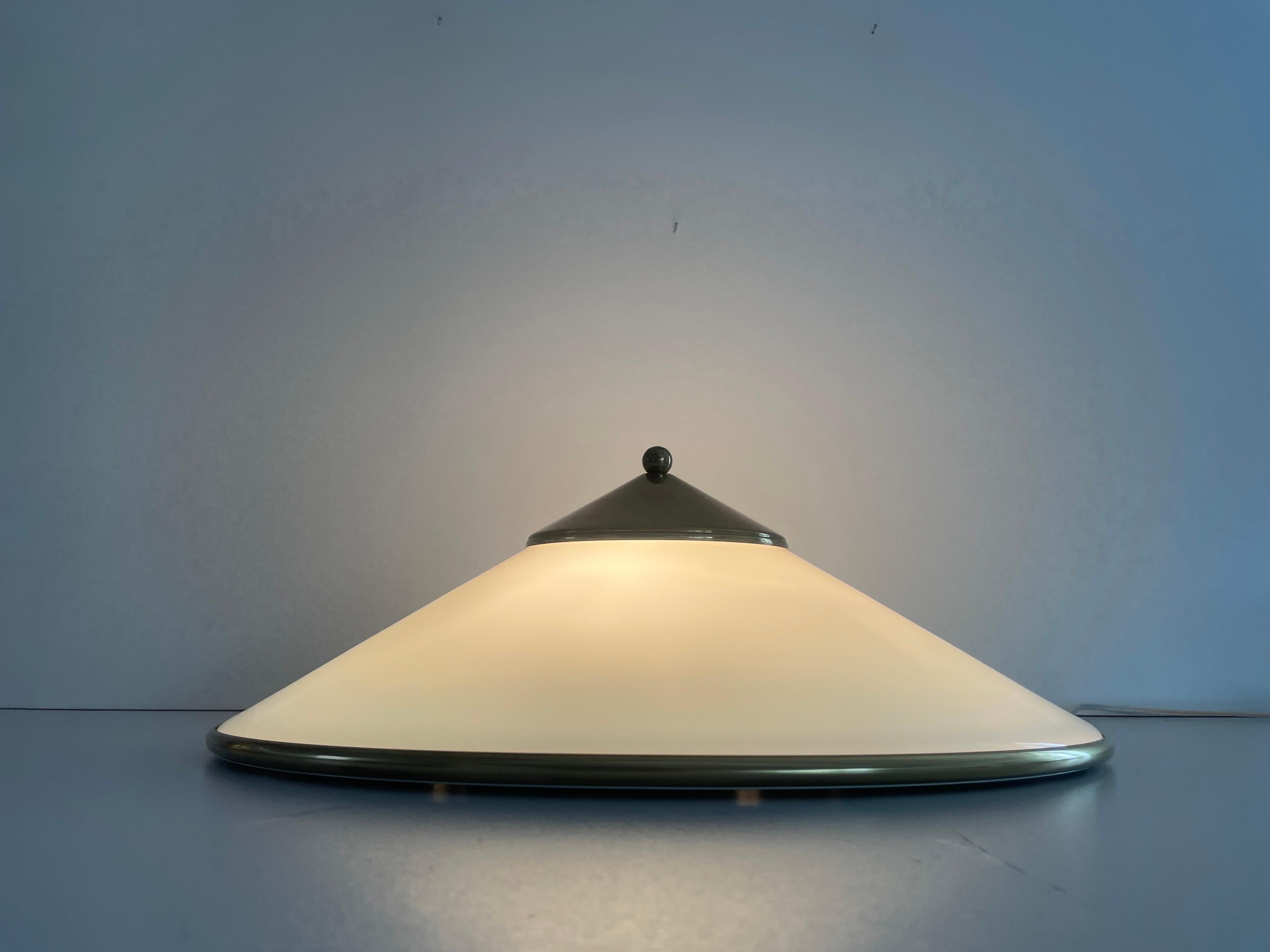 Lámpara de techo empotrada de latón pulido y cristal opalino, años 60, Alemania en venta 8